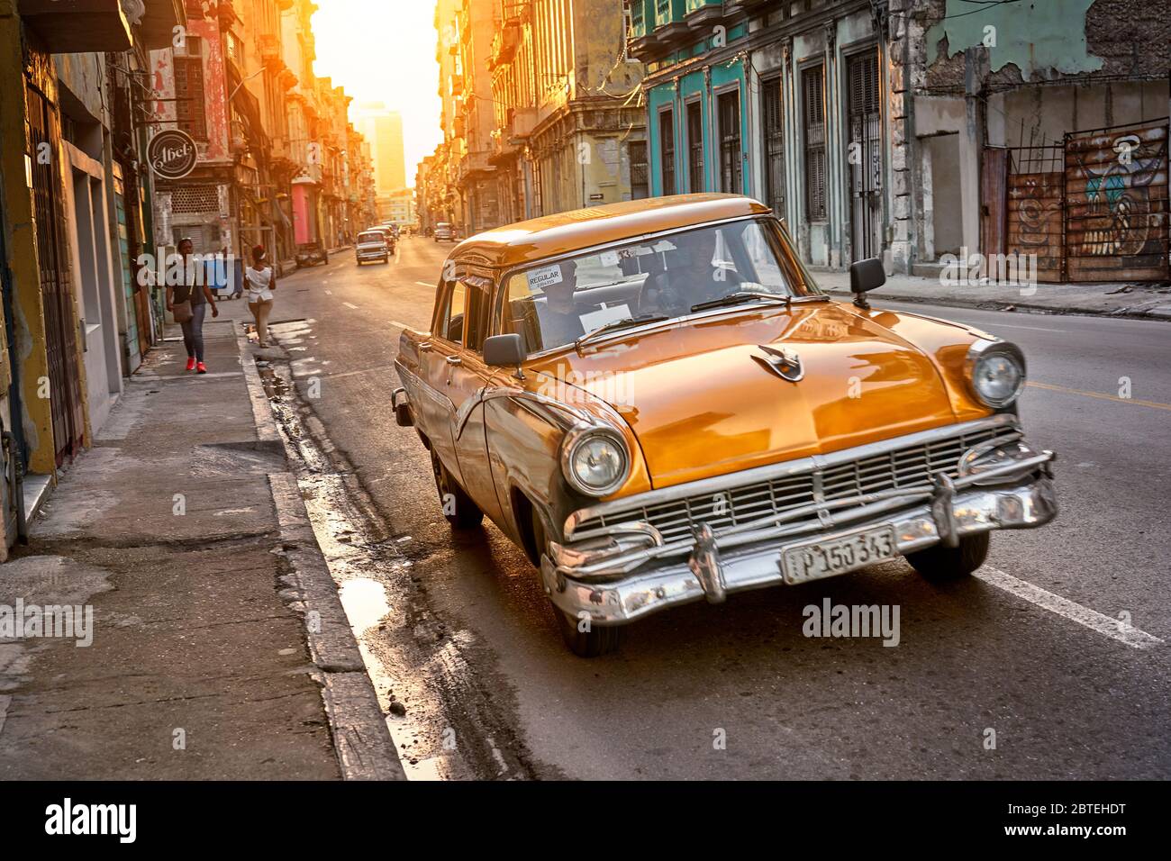 Klassisches amerikanisches Auto auf der Straße, Altstadt von Havanna, La Habana Vieja, Kuba, UNESCO Stockfoto