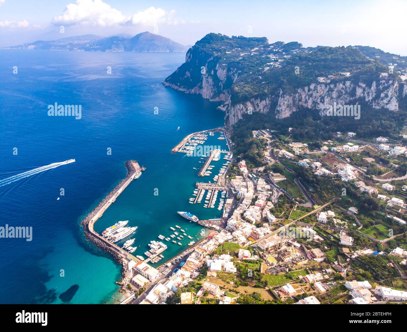 Luftaufnahme der Insel Capri. Sonniger Sommertag. Italien Landschaft Stockfoto