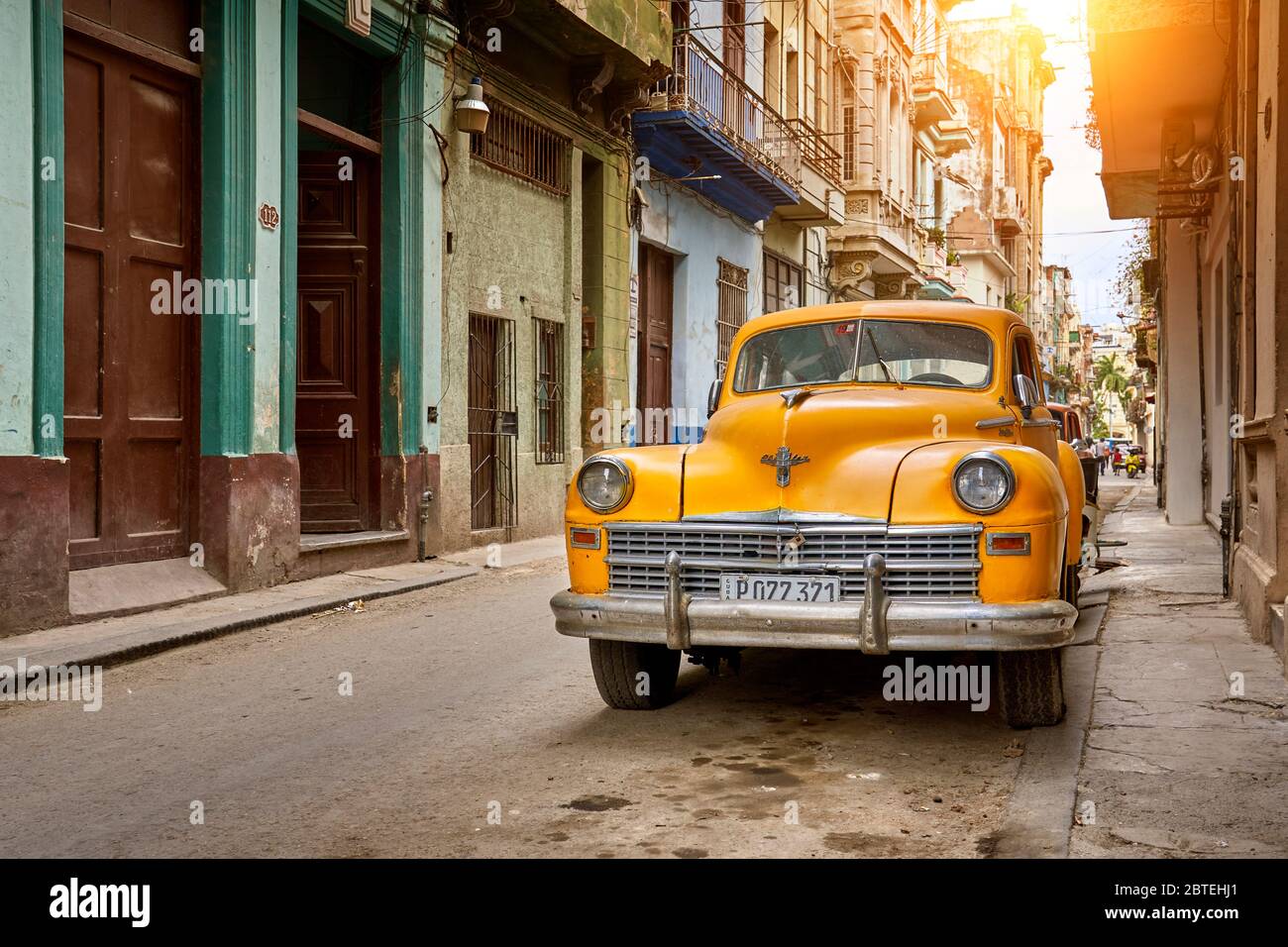 Klassisches amerikanisches gelbes Auto auf der Straße, Altstadt von Havanna, La Habana Vieja, Kuba, UNESCO Stockfoto