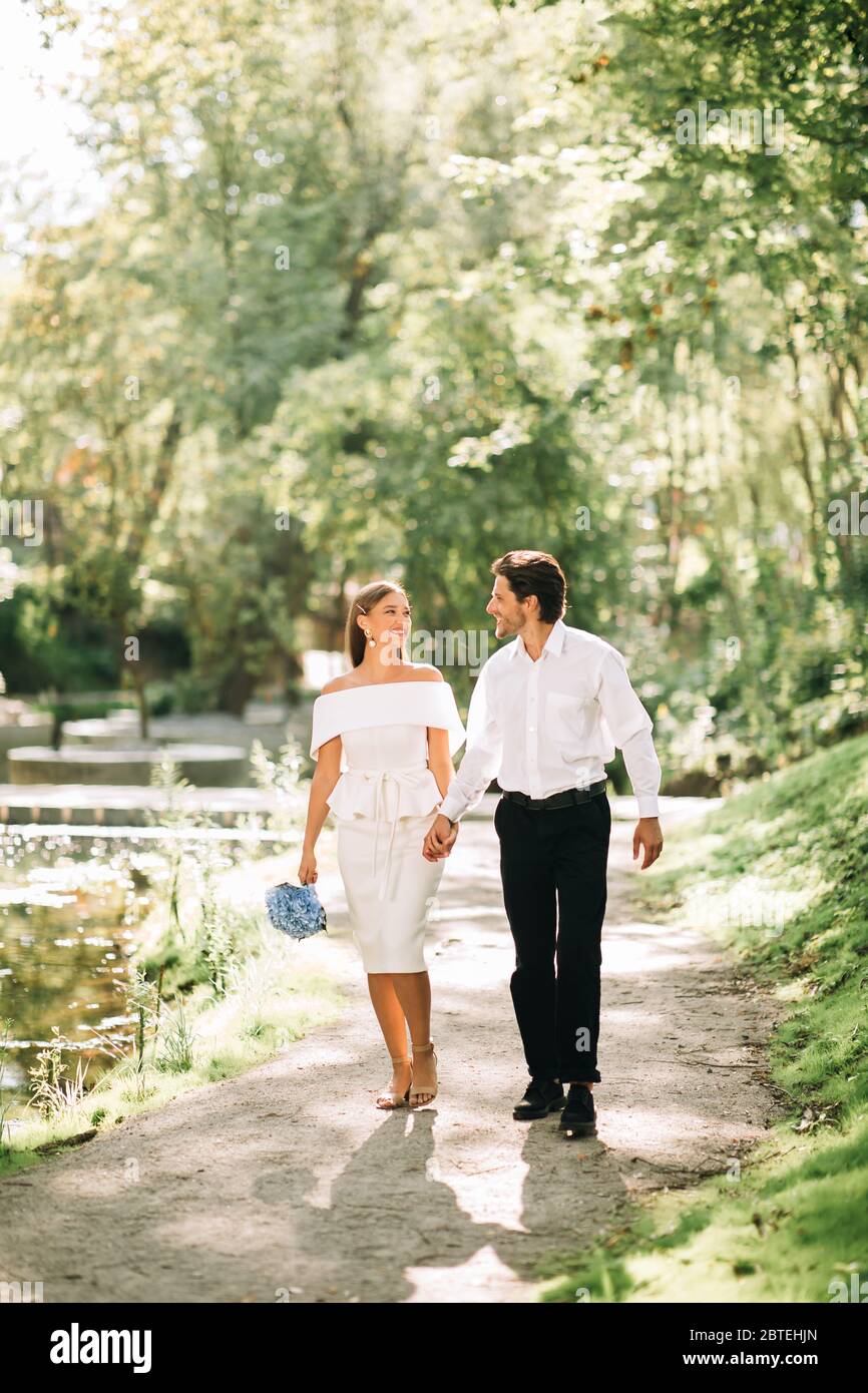 Wunderschöne Braut Und Bräutigam Walking Hände In Park Halten Stockfoto
