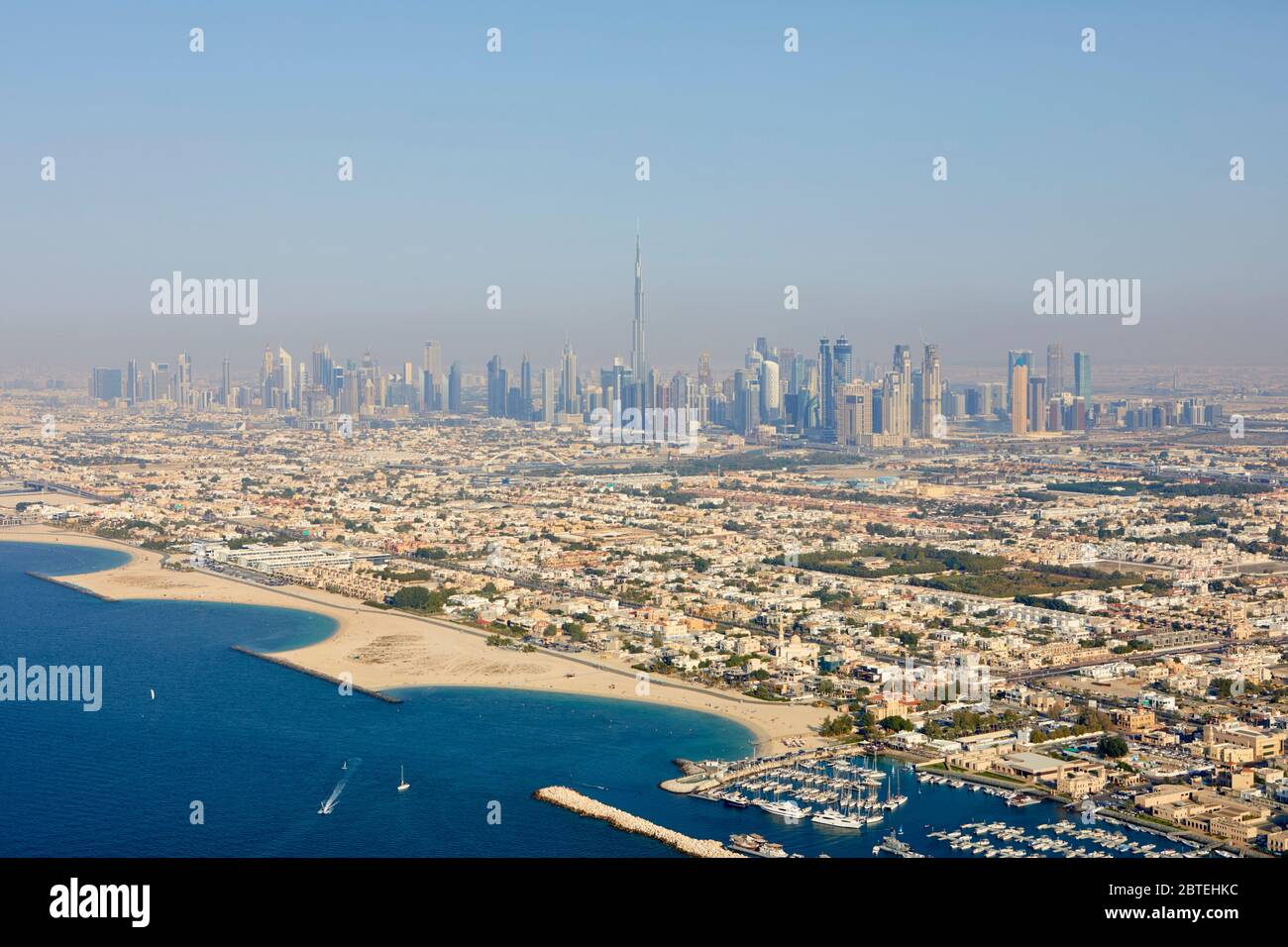 Luftaufnahme der Stadt mit dem Burj Khalifa aus der Helikopter, Dubai, Vereinigte Arabische Emirate gesehen Stockfoto