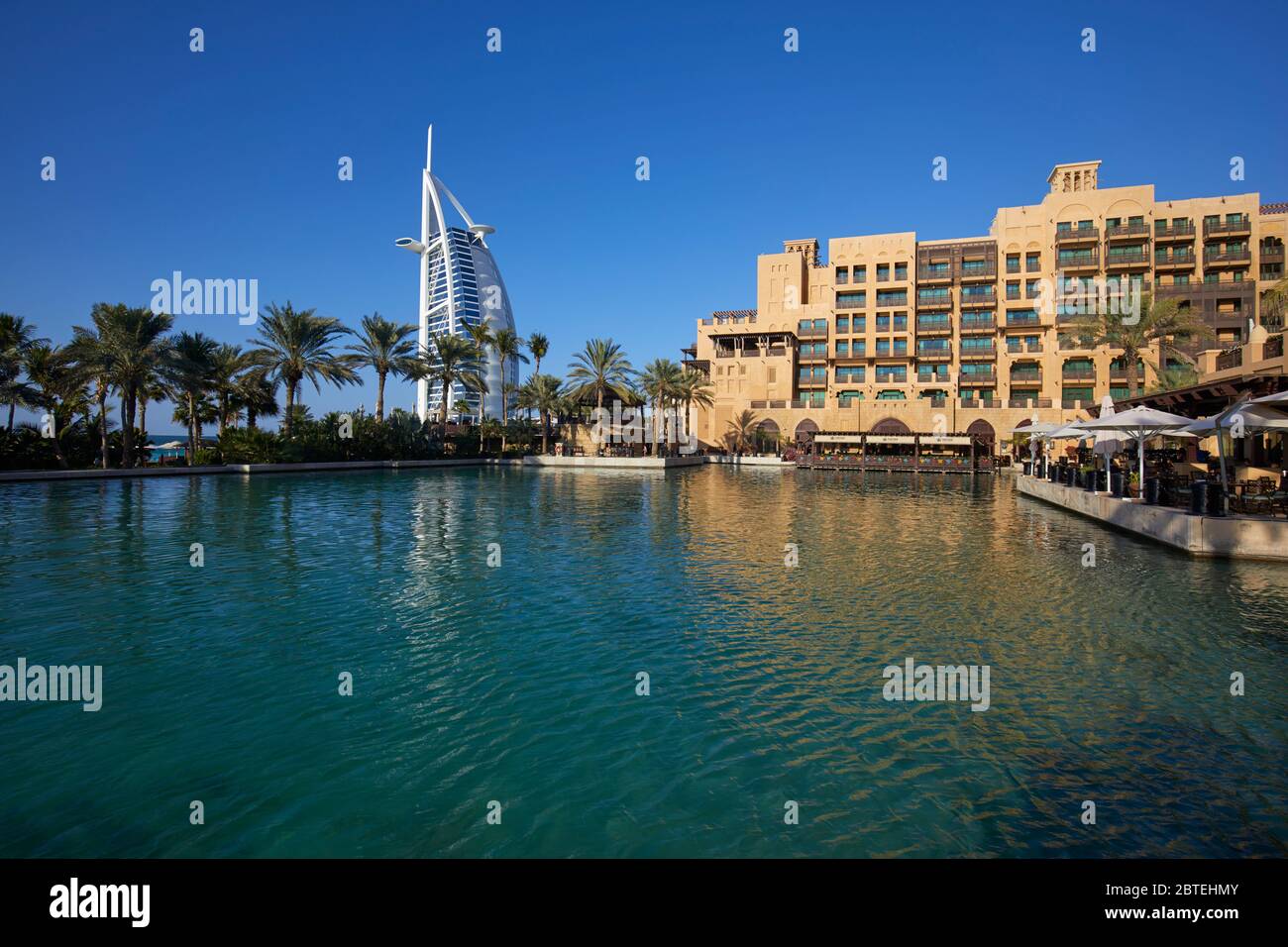 Burj Al Arab Hotel in der Dämmerung, Dubai, Vereinigte Arabische Emirate (VAE) Stockfoto