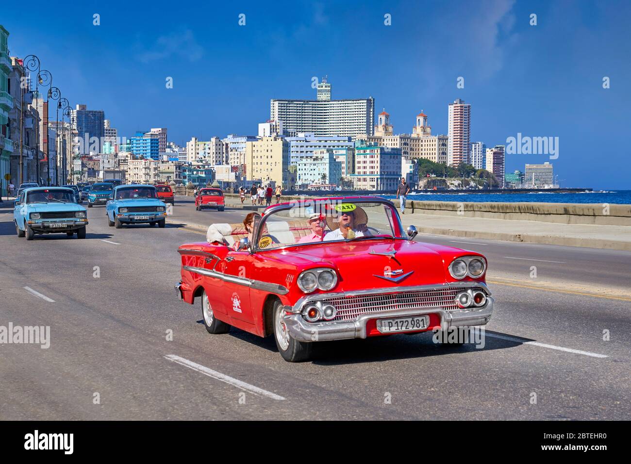 Havanna - Klassisches amerikanisches rotes Auto, das auf dem Malecon, Kuba, fährt Stockfoto