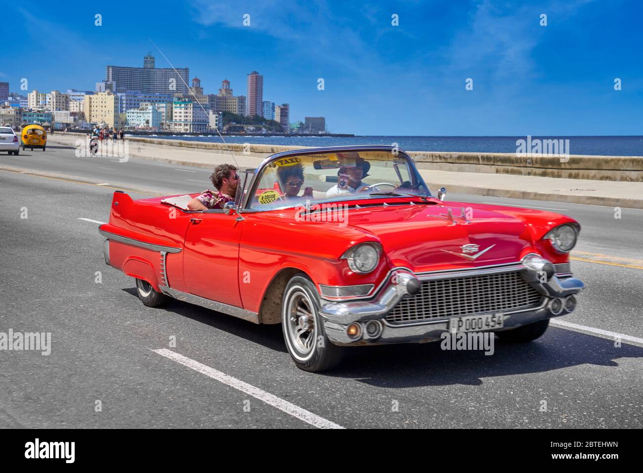 Klassisches amerikanisches rotes Auto, das auf dem Malecon, Havanna, Kuba fährt Stockfoto