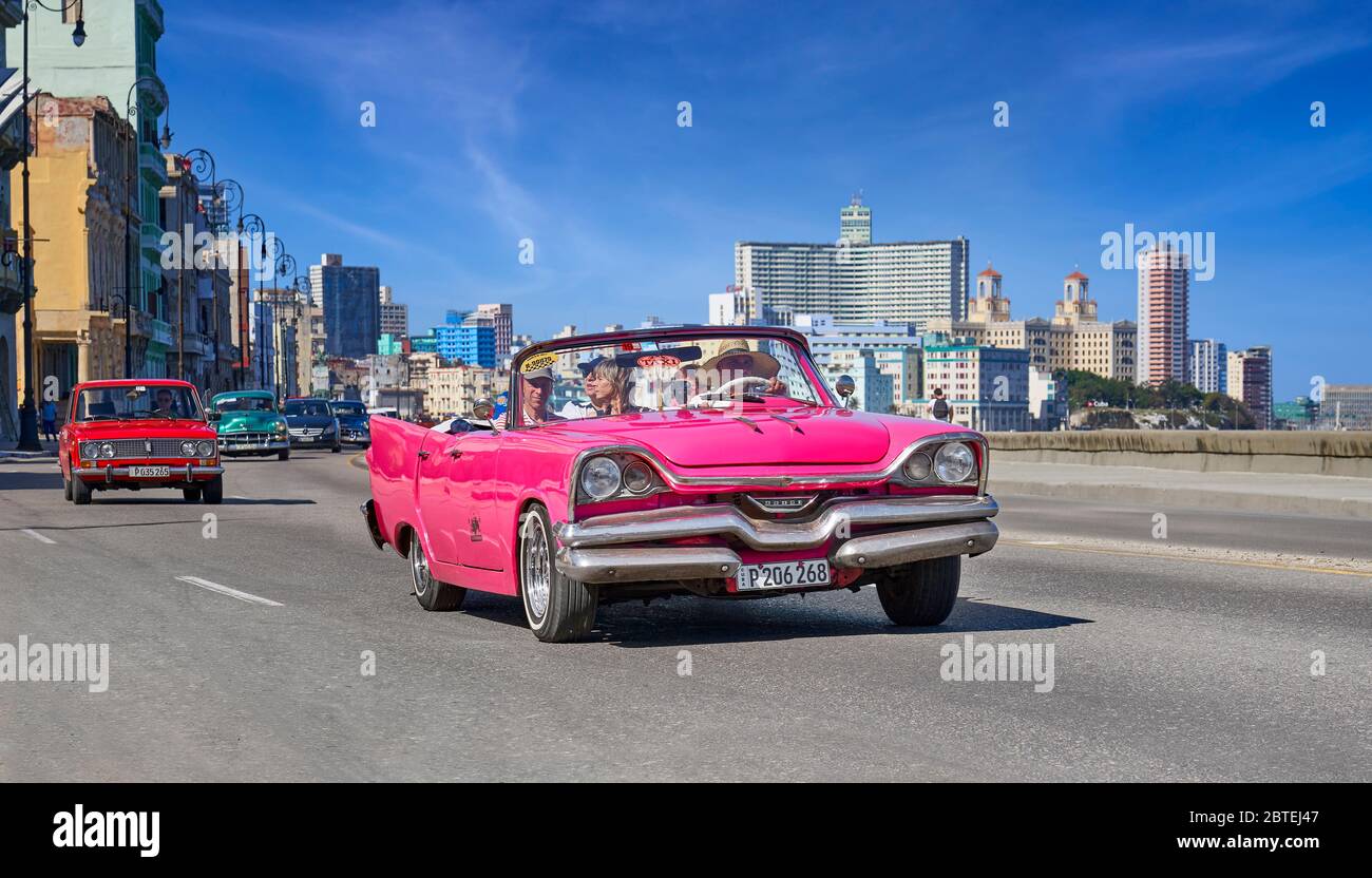 Klassisches amerikanisches Auto, das auf dem Malecon, Havanna, Kuba fährt Stockfoto