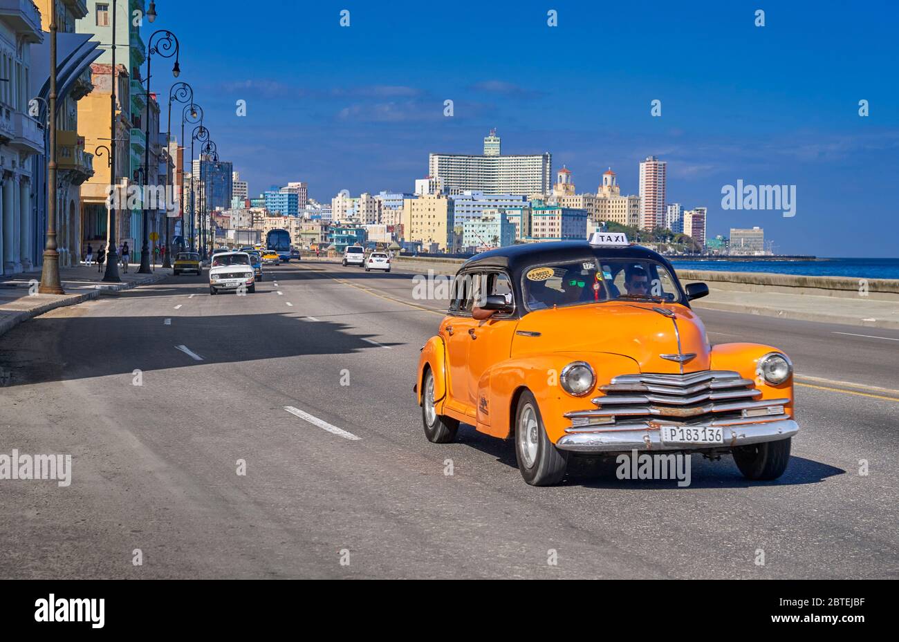 Havanna - Klassisches amerikanisches Oldtimer, das auf dem Malecon, Kuba, fährt Stockfoto