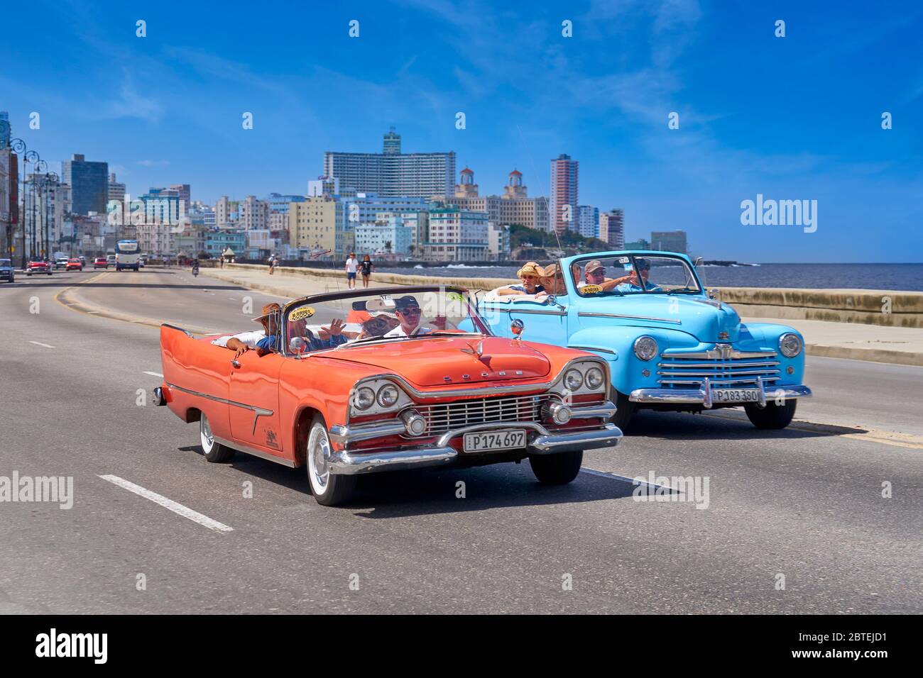 Klassische amerikanische Oldtimer fahren entlang der Malecon, Havanna, Kuba Stockfoto