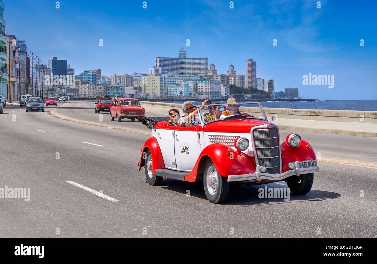 Klassisches amerikanisches Auto, das auf dem Malecon, Havanna, Kuba fährt Stockfoto