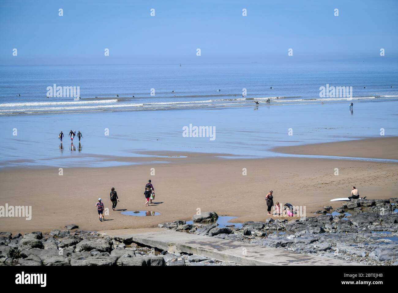Die Menschen trainieren in Rest Bay Beach bei heißem Wetter in Porthcawl, Wales, wo Sperrbeschränkungen bestehen bleiben, um die Ausbreitung des Coronavirus zu bekämpfen. Stockfoto