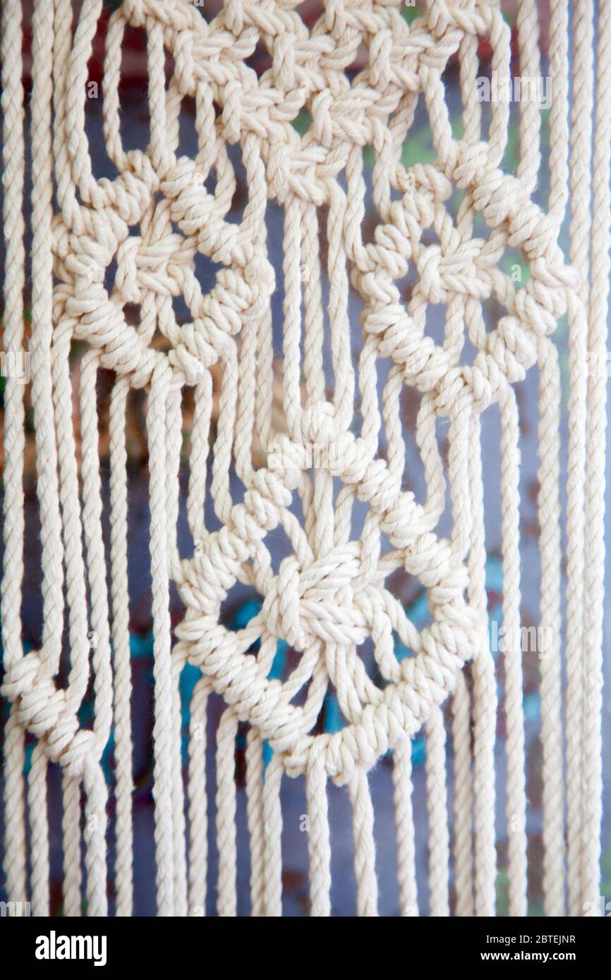 Makrame gebunden an ein weißes Seil Stockfoto