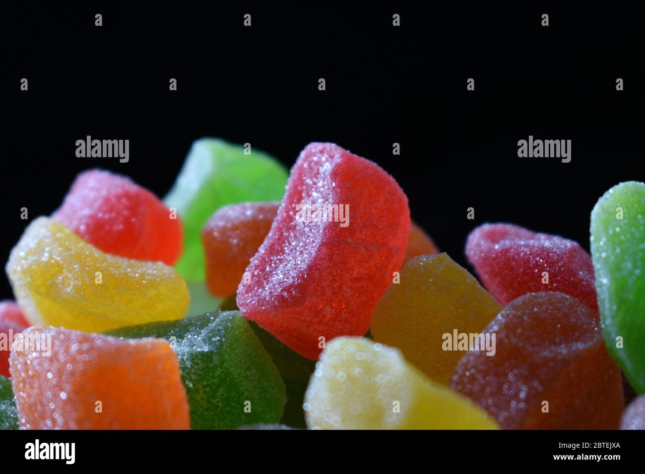 Nahaufnahme Foto von bunten Gummipuppen vor dunklem Hintergrund Stockfoto