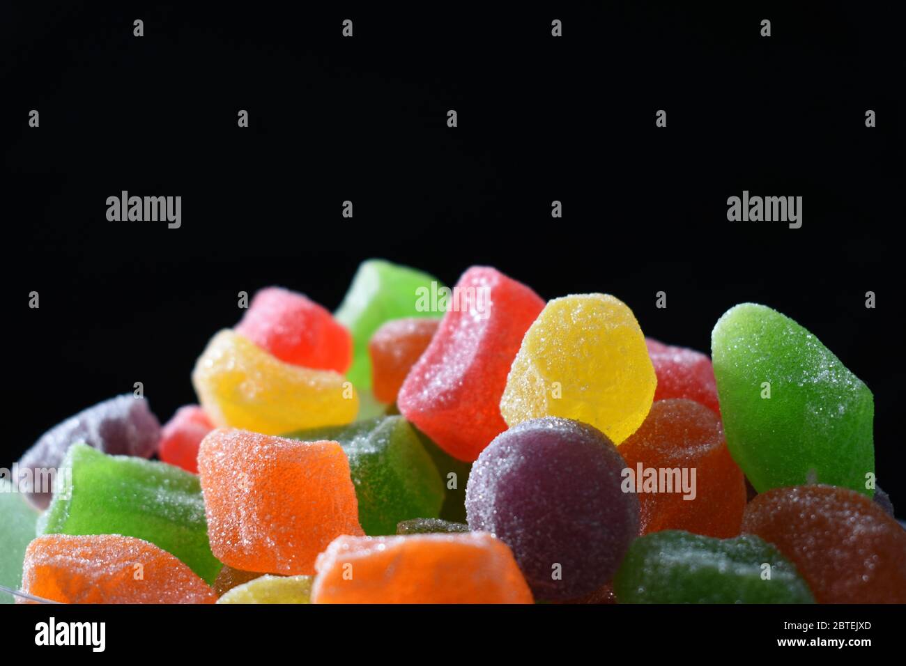 Nahaufnahme Foto von bunten Gummipuppen vor dunklem Hintergrund Stockfoto