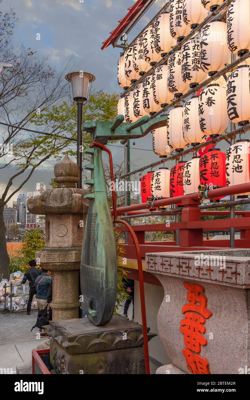 tokio, japan - märz 30 2020: Bronzeskulptur des japanischen Biwa Musikinstruments in der Bentendo Halle des Kaneiji Tempels im Ueno Park gewidmet Stockfoto
