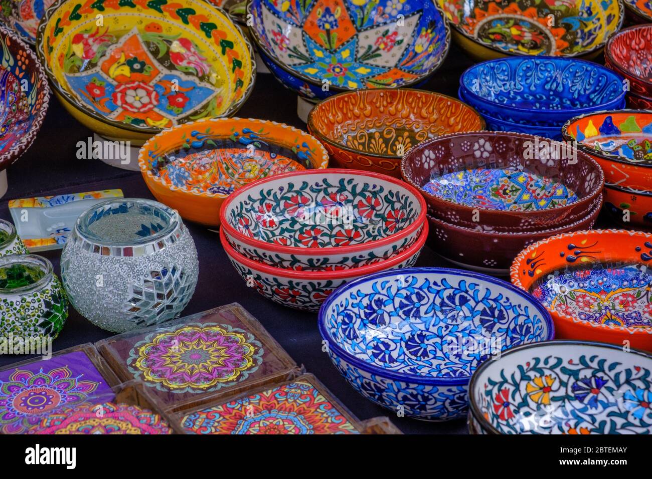 Nahaufnahme von bunt dekorierten marokkanischen Porzellanschalen, -Tellern und -Fliesen im Portobello Road Market, Notting Hill, West London. Stockfoto