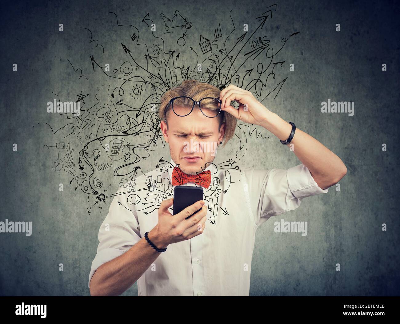 Verwirrter Mann mit seinem Smartphone Stockfoto