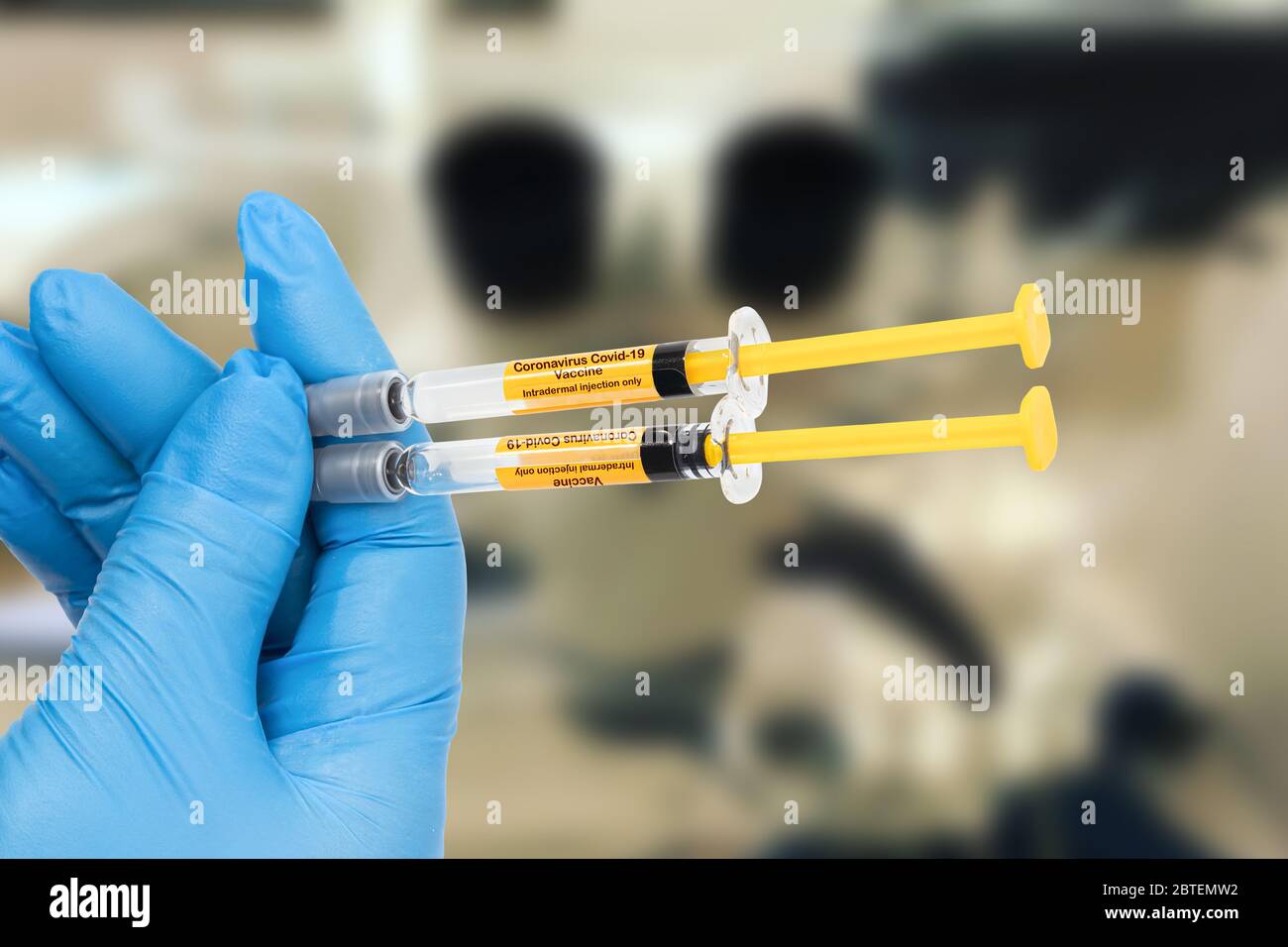 Arzthand hält zwei Spritze mit dem Coronavirus Covid-19 Impfstoff zur intradermalen Injektion. Konzept der Prävention und Behandlung des neuen coro Stockfoto