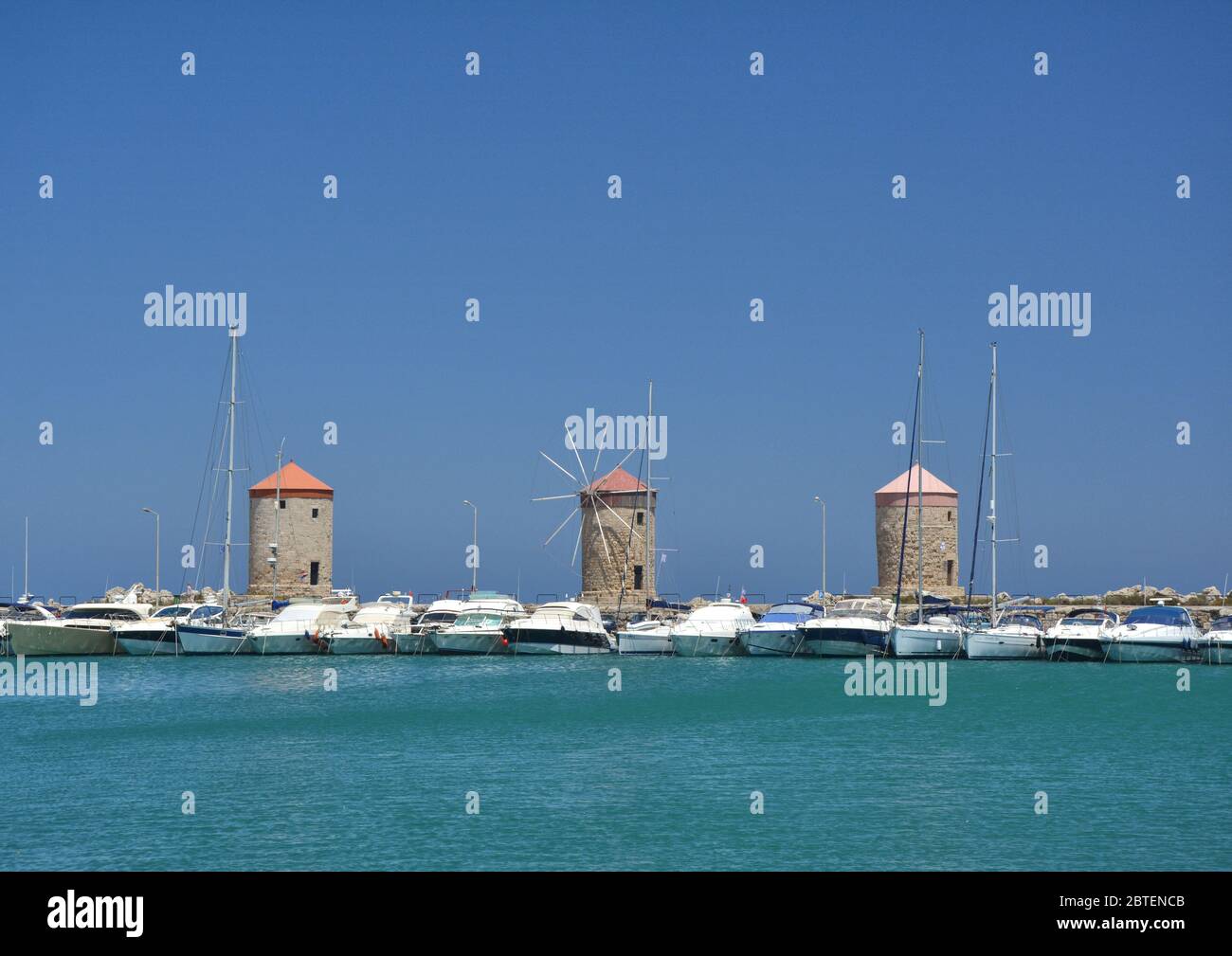 Windmil vom Mandraki Hafen, Rhodos Altstadt, Griechenland Stockfoto