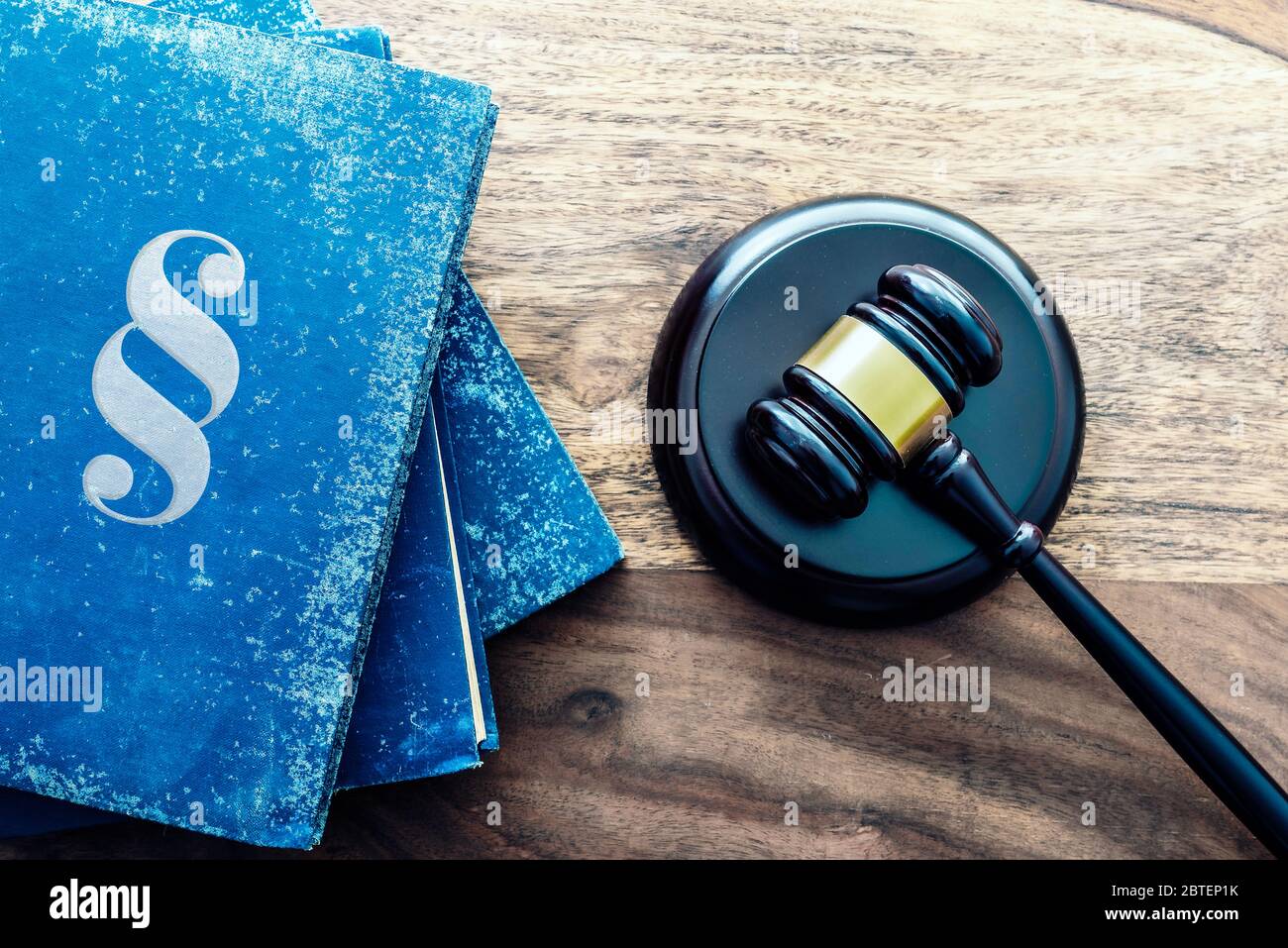 Draufsicht des Richters gavel und Stapel der alten Gesetzbücher auf dem hölzernen Tisch Stockfoto