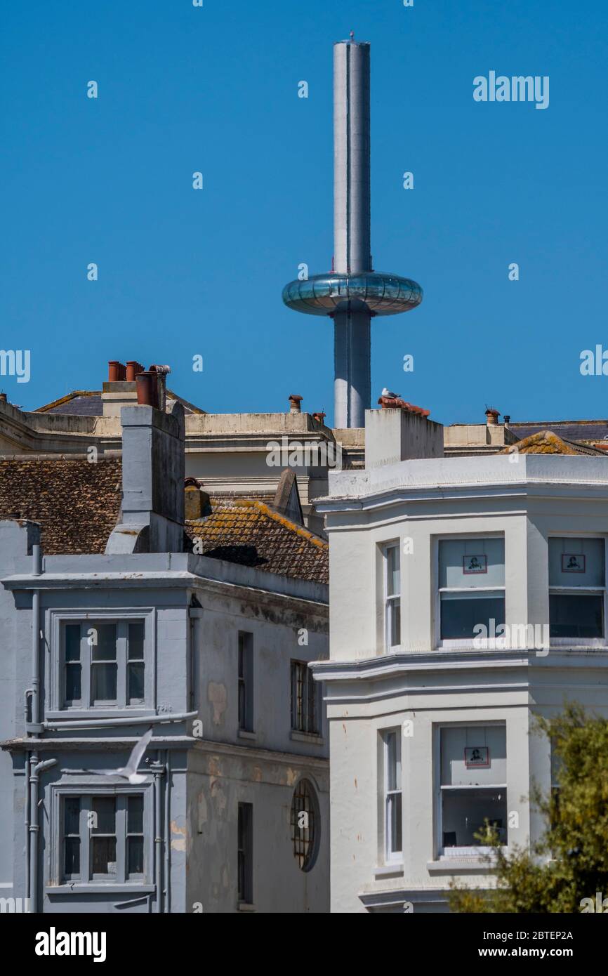 Brighton, Großbritannien. Mai 2020. Die British Airways i360 steht über der Stadt und dem Strand frei - Es ist sonnig und die Menschen kommen an den Strand und die Küste von Brighton, während Feiertag Montag. Es ist zwar viel los, aber es gibt immer noch viel Raum für soziale Distanz. Die Lockdown-Funktion für den Ausbruch des Coronavirus (Covid 19) wird fortgesetzt. Kredit: Guy Bell/Alamy Live News Stockfoto