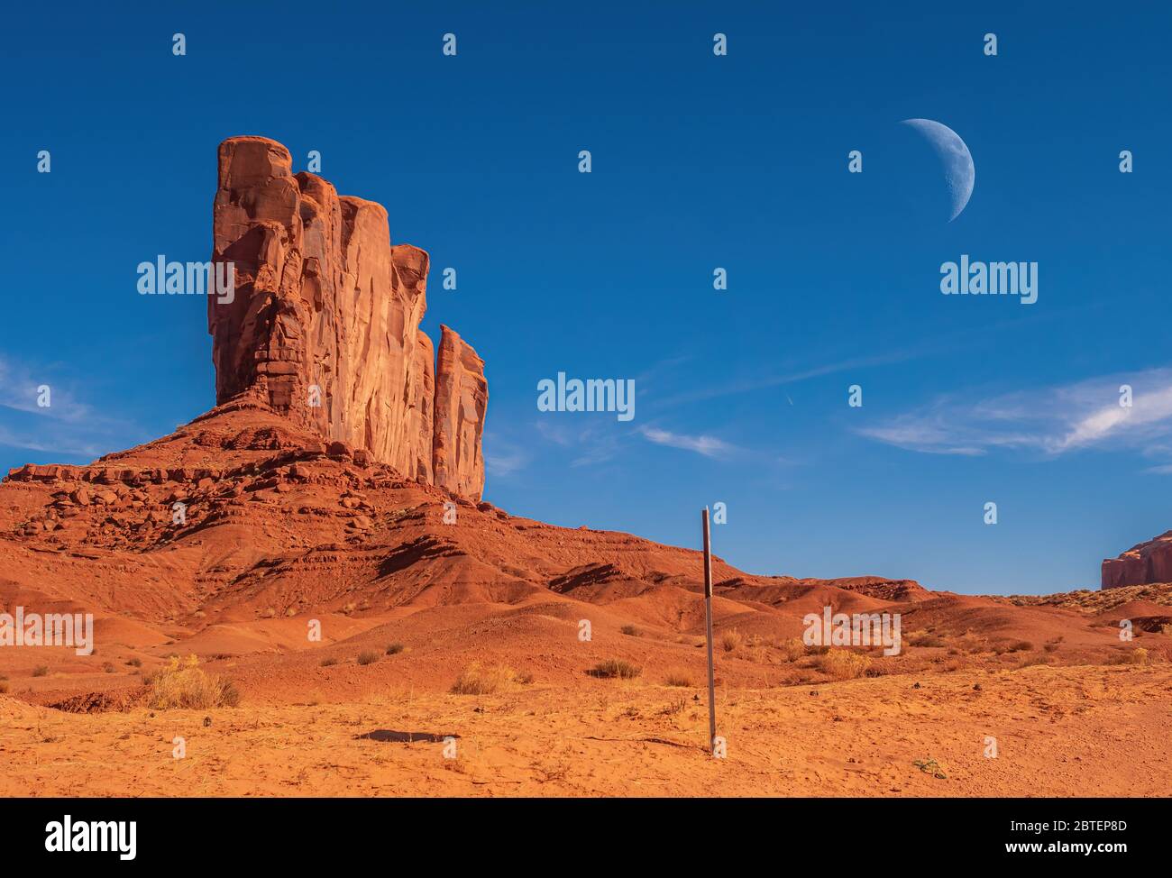 Monument Valley orange Landschaft mit Mond und blauem Himmel Stockfoto