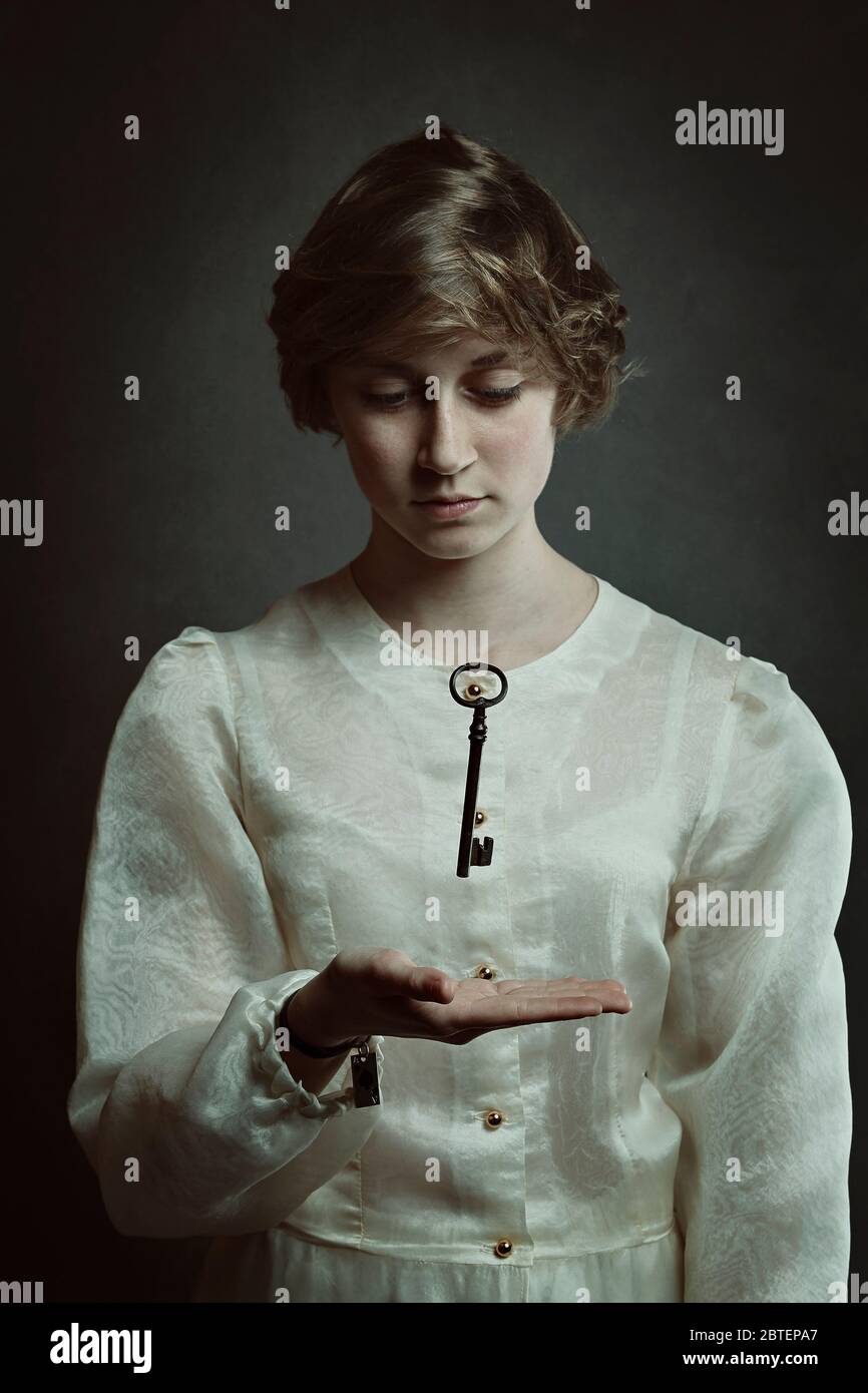 Surreales Porträt einer Frau mit einem alten Schlüssel Stockfoto