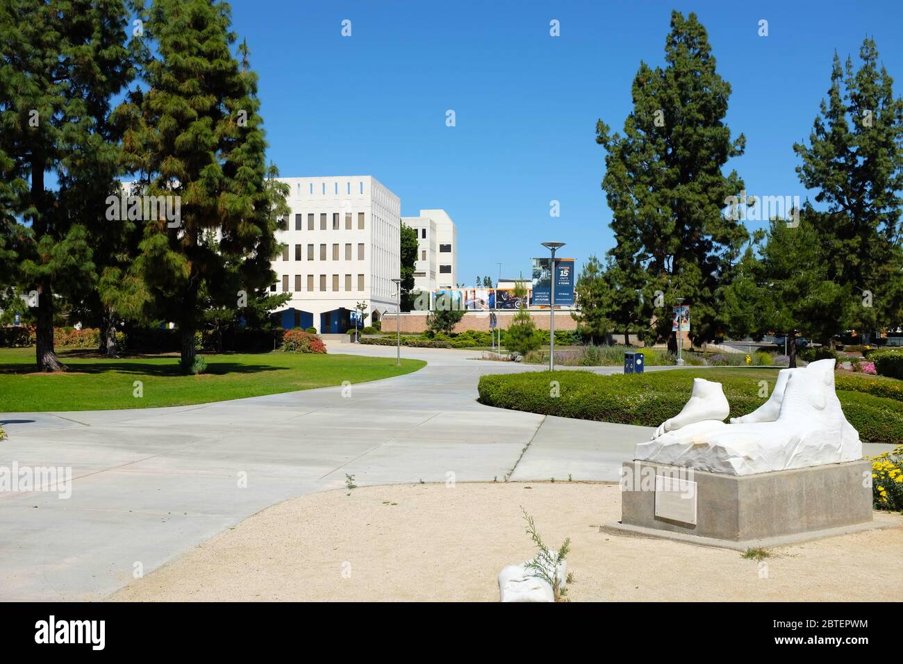 FULLERTON CALIFORNIA - 22. MAI 2020: Gefallene David Statue auf dem Campus der California State University Fullerton. Gespendet von Forest Lawn Memorial Park A Stockfoto