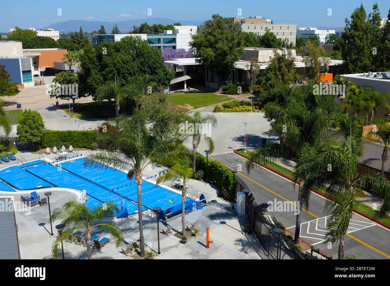 FULLERTON CALIFORNIA - 22. MAI 2020: Pool außerhalb des Student Recreation Center auf dem Campus der California State University Fullerton, CSUF. Stockfoto