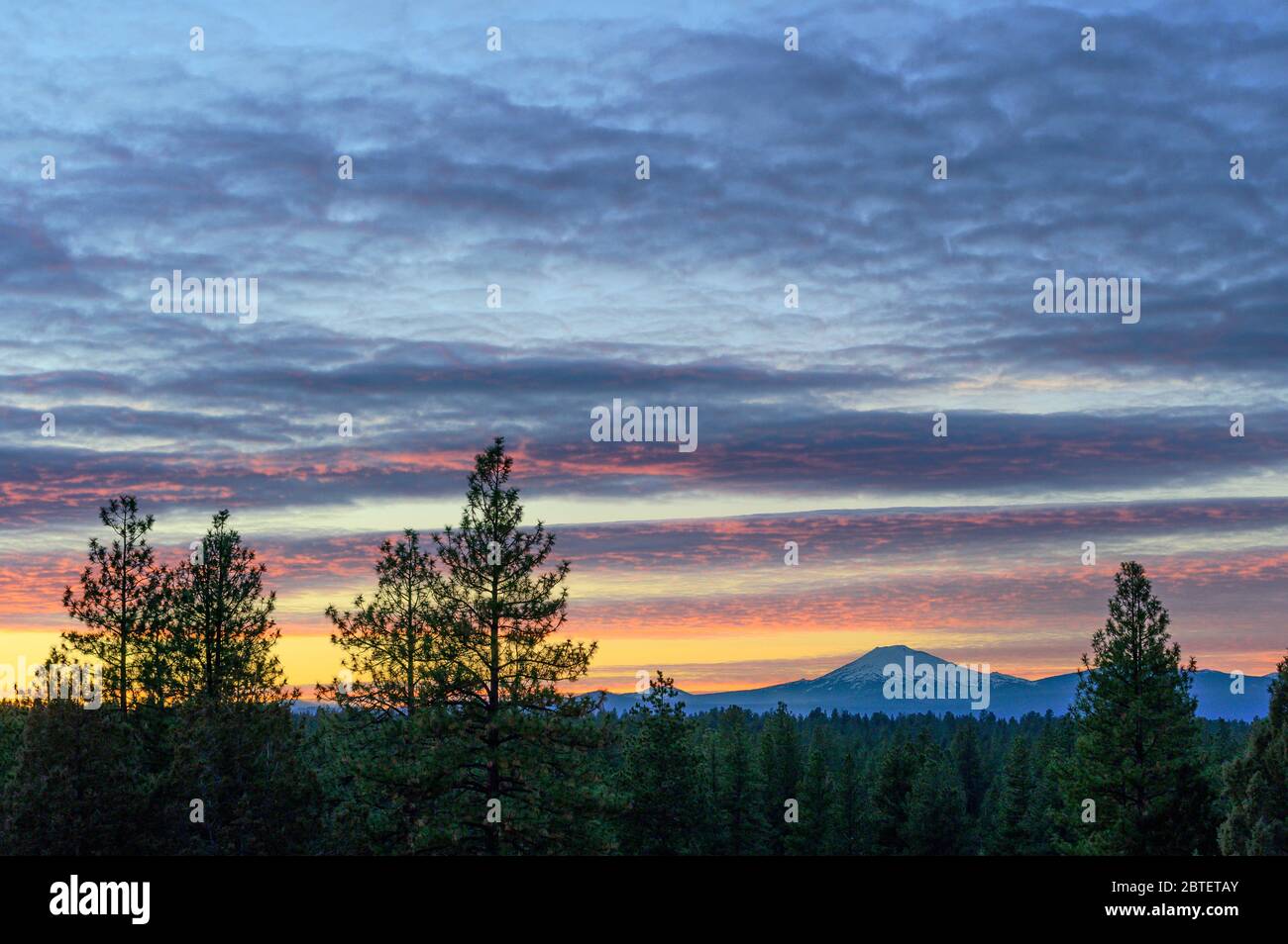 USA, Pacific Northwest, Central Oregon, Bend, Sonnenuntergang mit Mount Bachelor Stockfoto