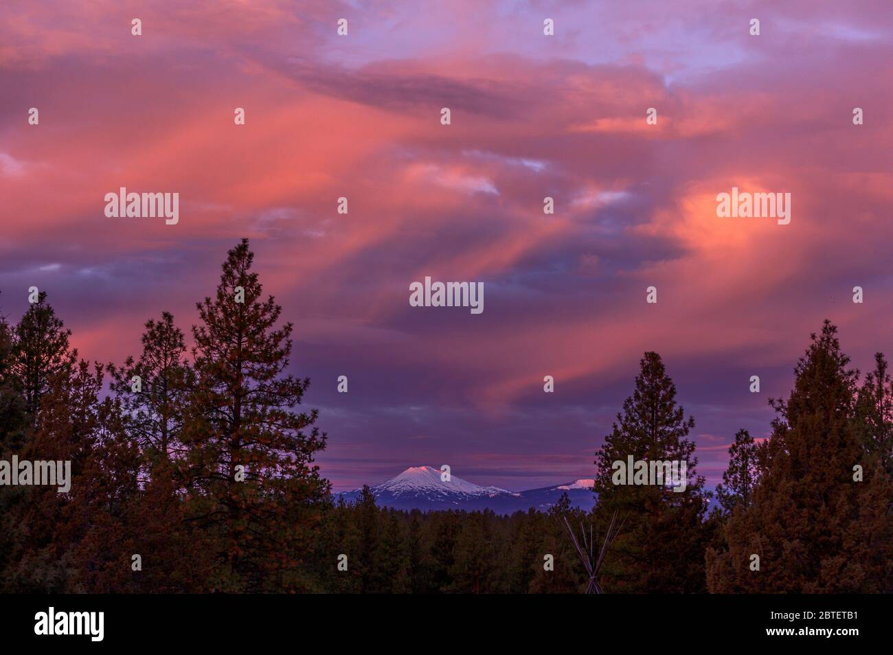 USA, Pacific Northwest, Central Oregon, Bend, Sonnenaufgang mit Mount Bachelor Stockfoto