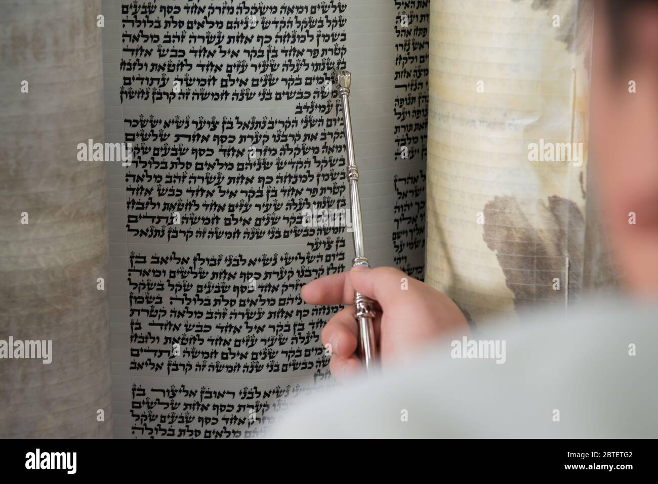 israel 23/12/2019 bar mizva 13 Jahre altes jüdisches Kind, das das hebräische alte Testament liest Stockfoto