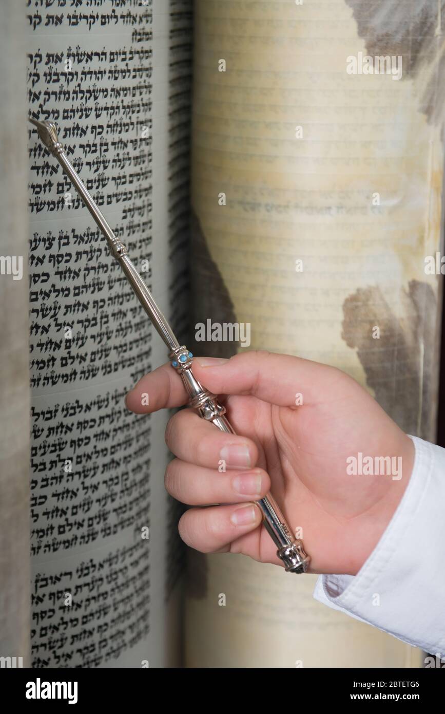 israel 23/12/2019 bar mizva 13 Jahre altes jüdisches Kind, das das hebräische alte Testament liest Stockfoto