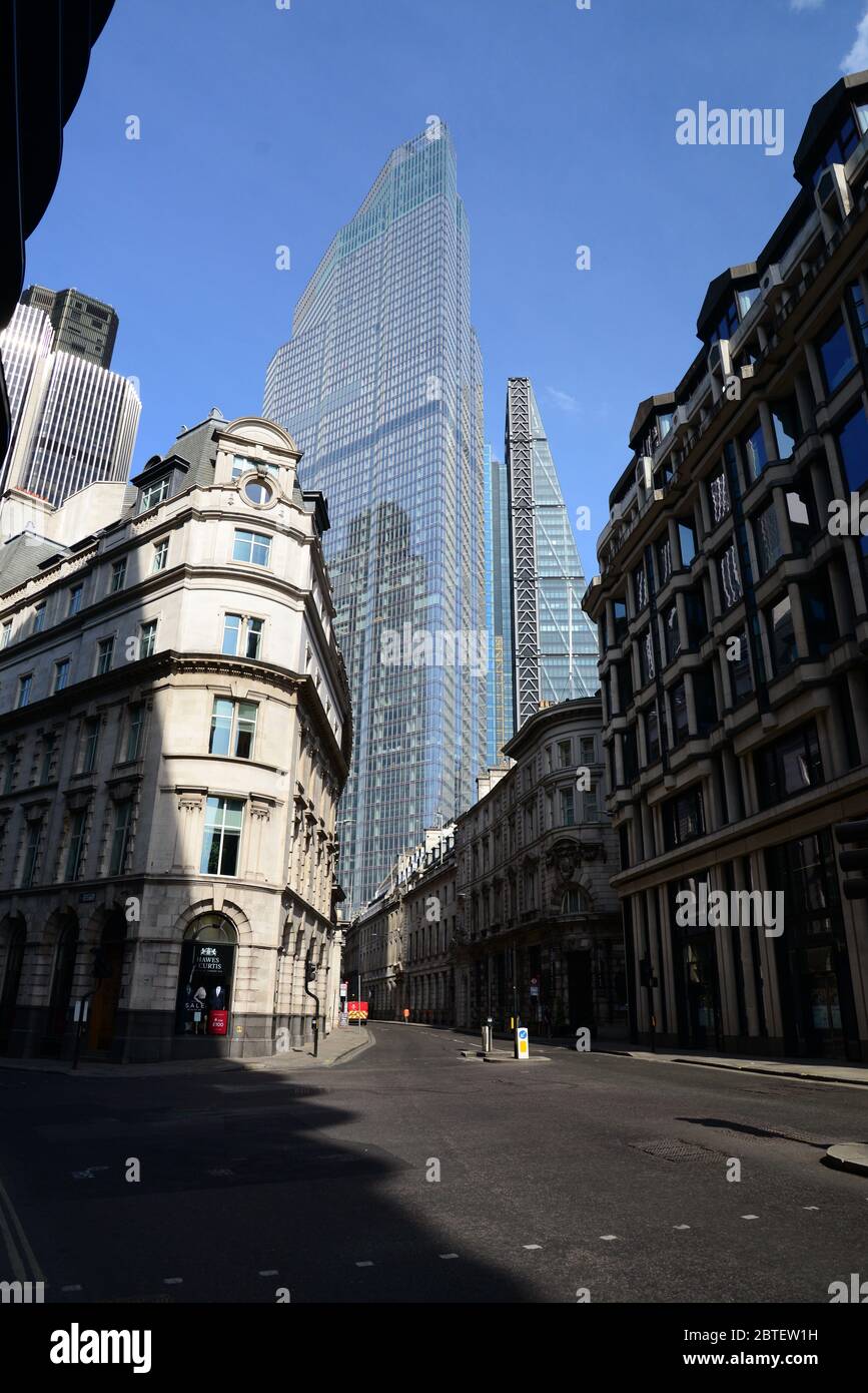 Eine verlassene City of London mit 22 Bishopsgate im Hintergrund, während der Londoner Lockdown als Folge der Coronavirus-Pandemie von 2020 Stockfoto Eine verlassene City of London mit 22 Bishopsgate im Hintergrund, während der Londoner Lockdown als Folge der Coronavirus-Pandemie von 2020 Stockfoto