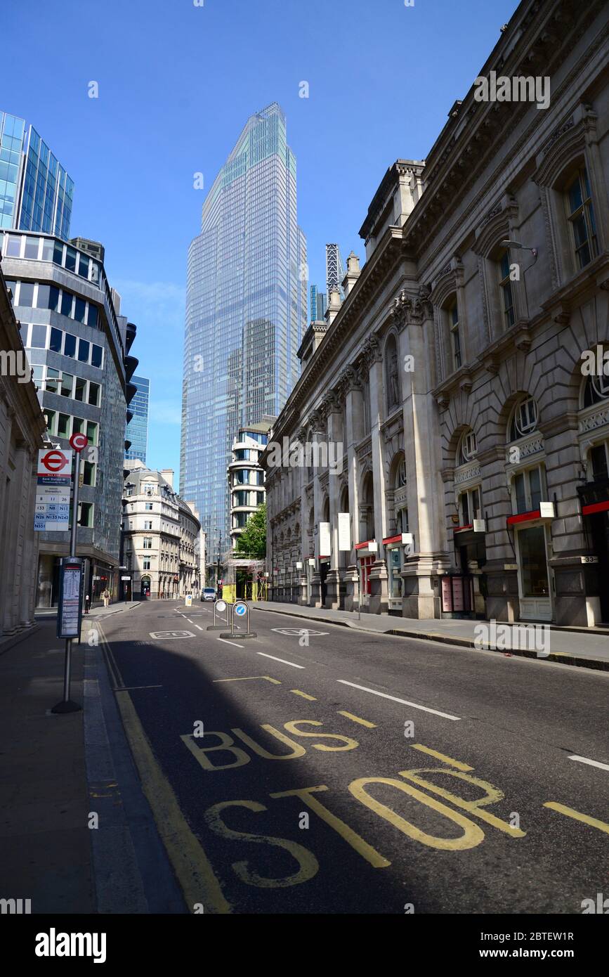 Eine verlassene City of London mit 22 Bishopsgate im Hintergrund, während der Londoner Lockdown als Folge der Coronavirus-Pandemie von 2020 Stockfoto Eine verlassene City of London mit 22 Bishopsgate im Hintergrund, während der Londoner Lockdown als Folge der Coronavirus-Pandemie von 2020 Stockfoto