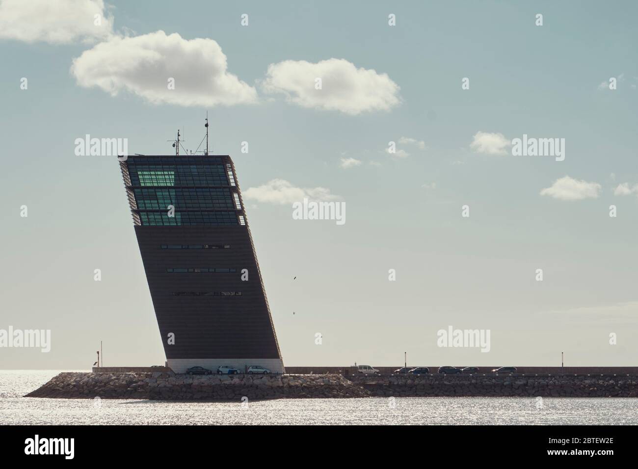 Centro de controlo e tráfego maritimo de Lisboa - Bild des Kontrollturms in Lissabon bei sonnigem Wetter Stockfoto