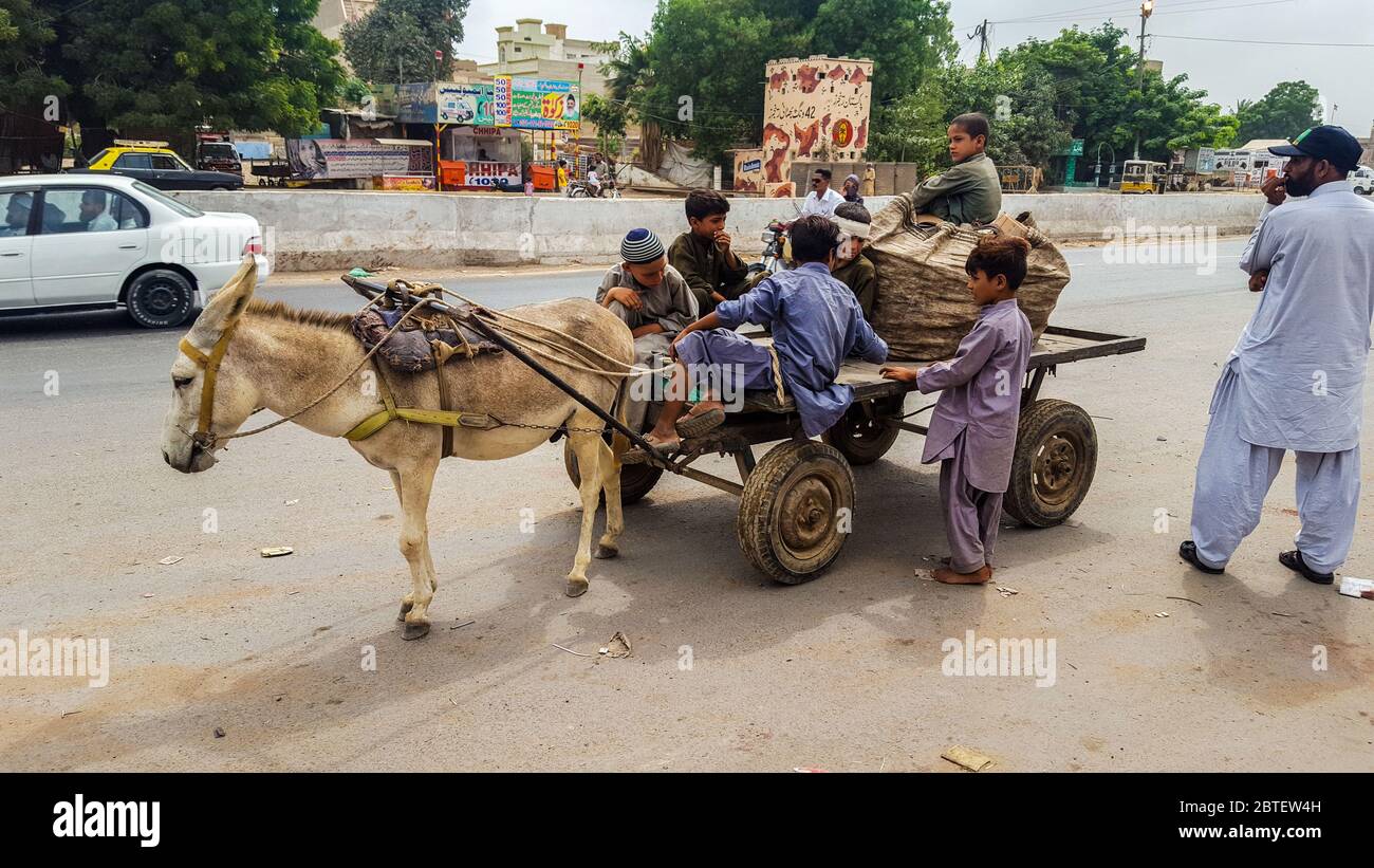 Kinder Laufen Esel Wagen In Karachi, Pakistan 25/07/2018 Stockfoto