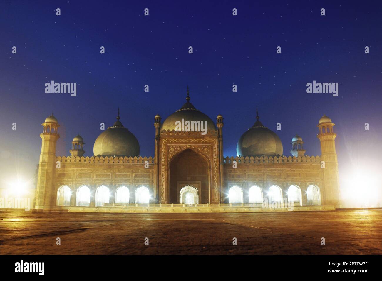 Wunderschöne Nachtsicht auf die Badshahi Moschee, Lahore, Pakistan Stockfoto