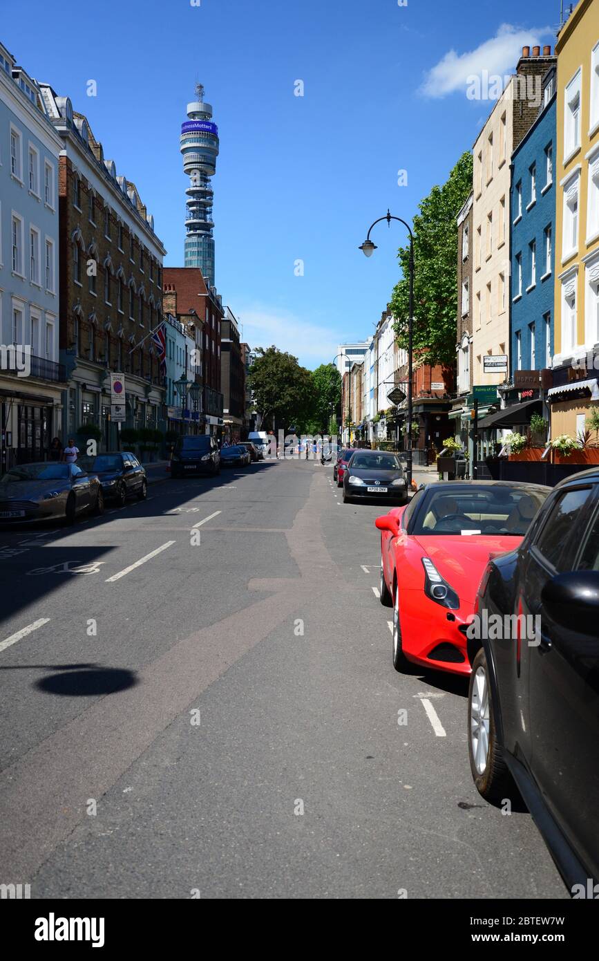 Leere Charlotte Street, Fitzrovia mit dem Postamt Tower im Blick, London, während der Londoner Lockdown, als Folge der 2020 Coronavirus Pandemie Stockfoto