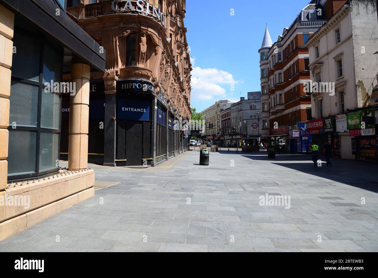 Ein verlassene Leicester Square, London, während der Sperrung für die Coronavirus-Pandemie 2020 Stockfoto Ein verlassene Leicester Square, London, während der Sperrung für die Coronavirus-Pandemie 2020 Stockfoto