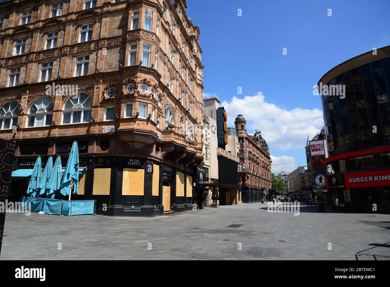 Ein verlassene Leicester Square, London, während der Sperrung für die Coronavirus-Pandemie 2020 Stockfoto Ein verlassene Leicester Square, London, während der Sperrung für die Coronavirus-Pandemie 2020 Stockfoto