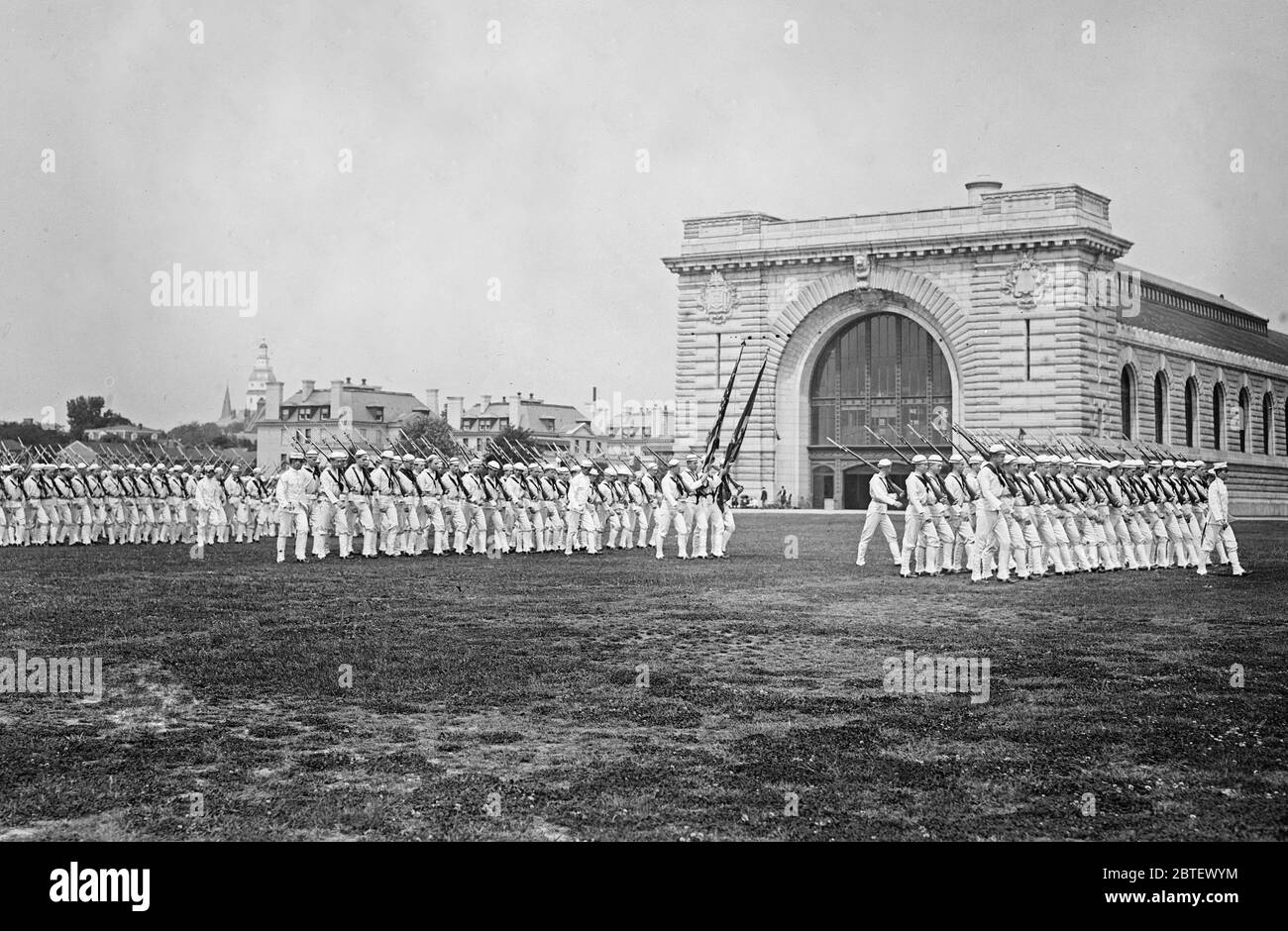 Artillerie-Bohrer vor der Armory (Dahlgren-Halle) auf dem Campus der United States Naval Academy, Annapolis, Maryland, Juni 1913 Stockfoto