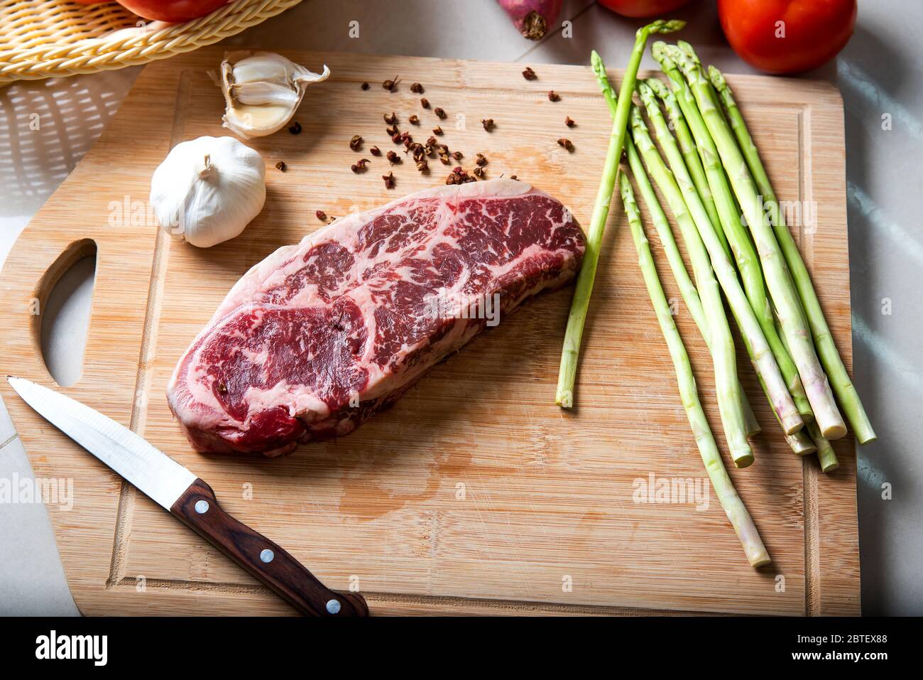 Wagyu Japanisches Rindfleisch Steak auf dem Schneidebrett mit Gemüse Stockfoto