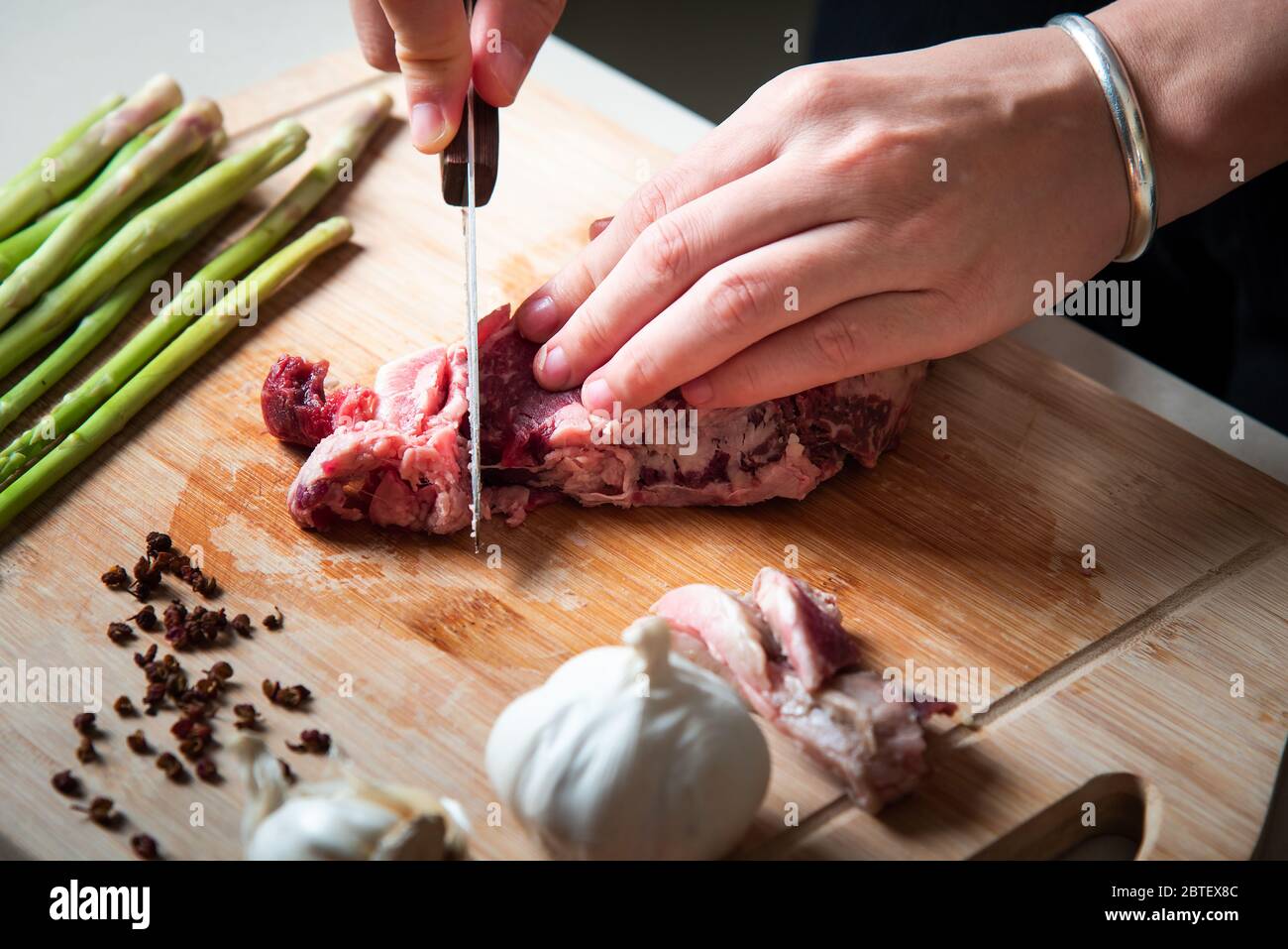 Frau, die Wagyu schneidet Japanisches Rindfleisch Steak auf dem Schneidebrett Nahaufnahme Stockfoto