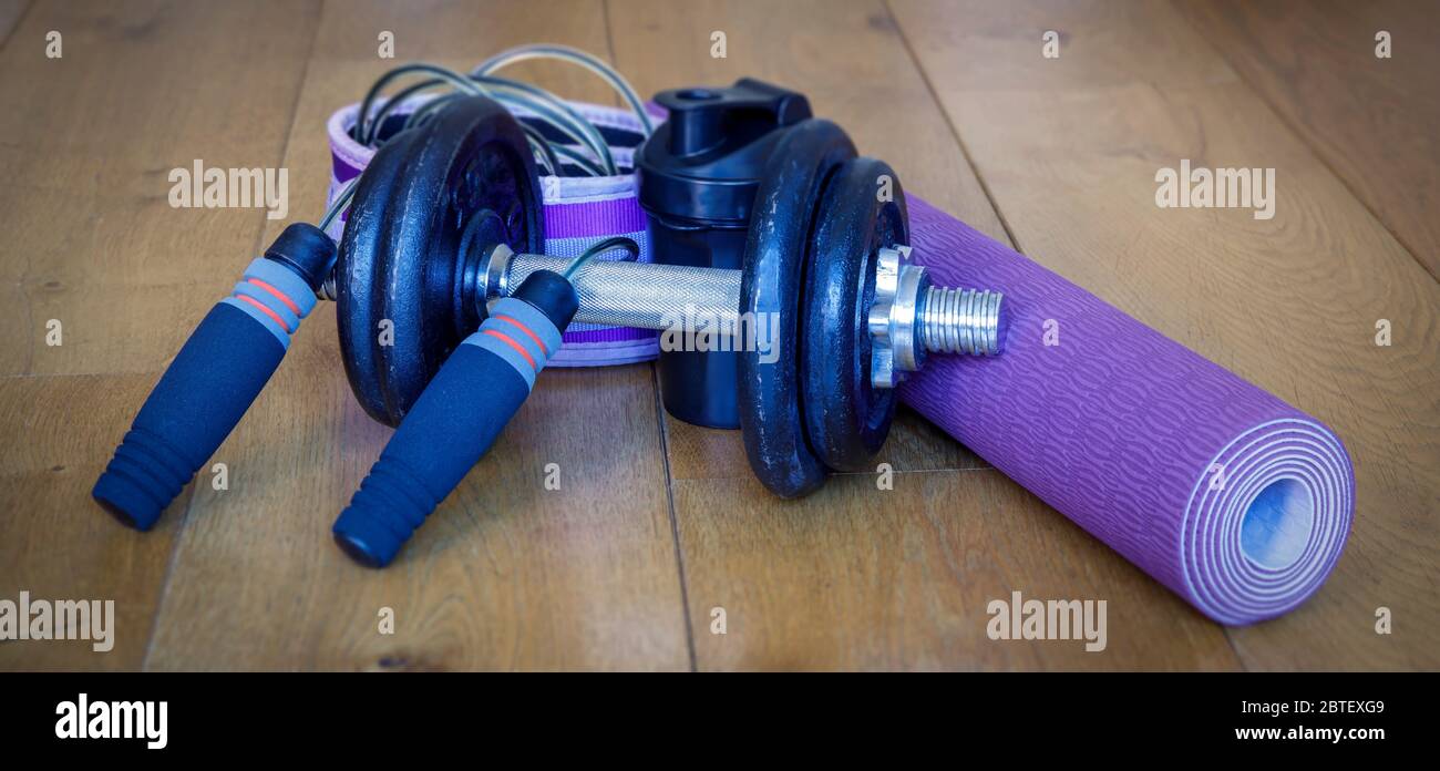 Coronavirus COVID-19 Sport zu Hause während Quarantine Home Fitness Yoga Workout Konzept. Stockfoto