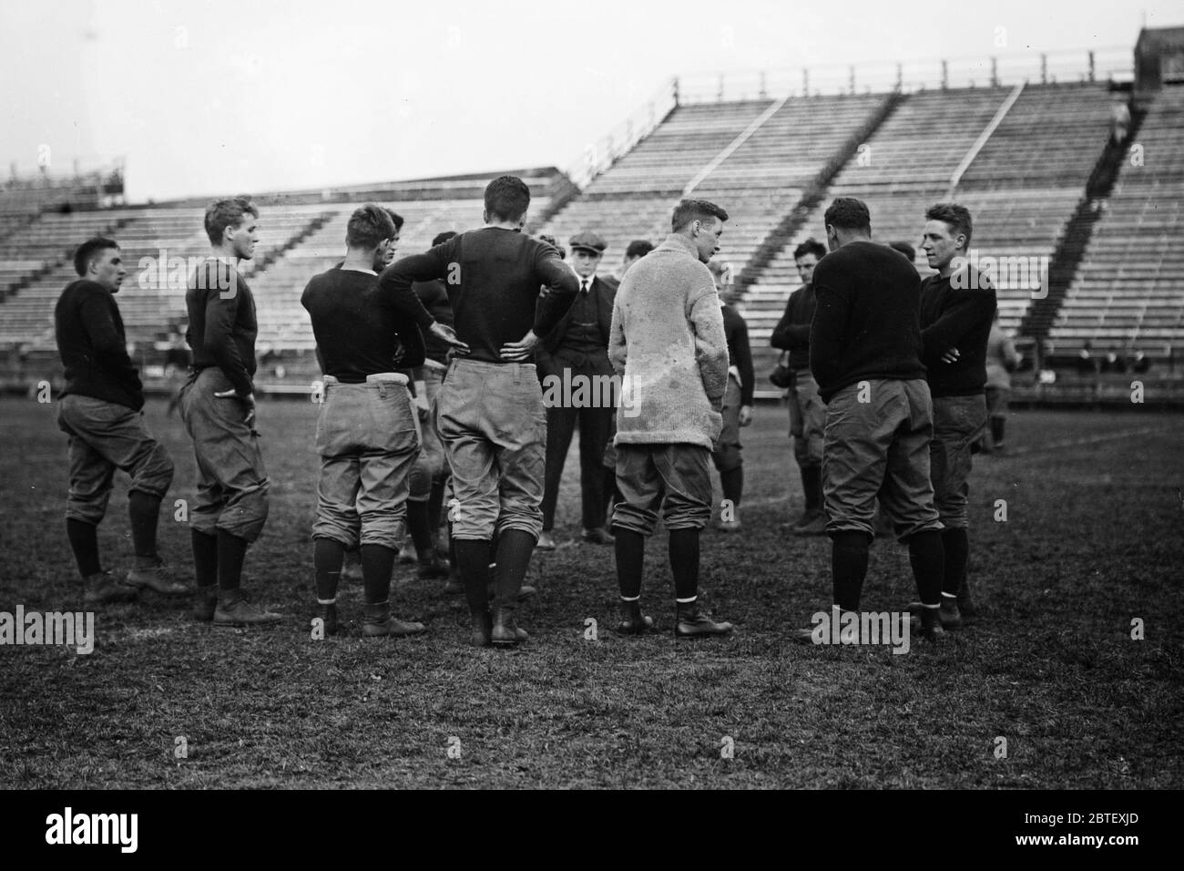 Anweisen des Yale-Fußballteams Ca. 1910-1915 Stockfoto