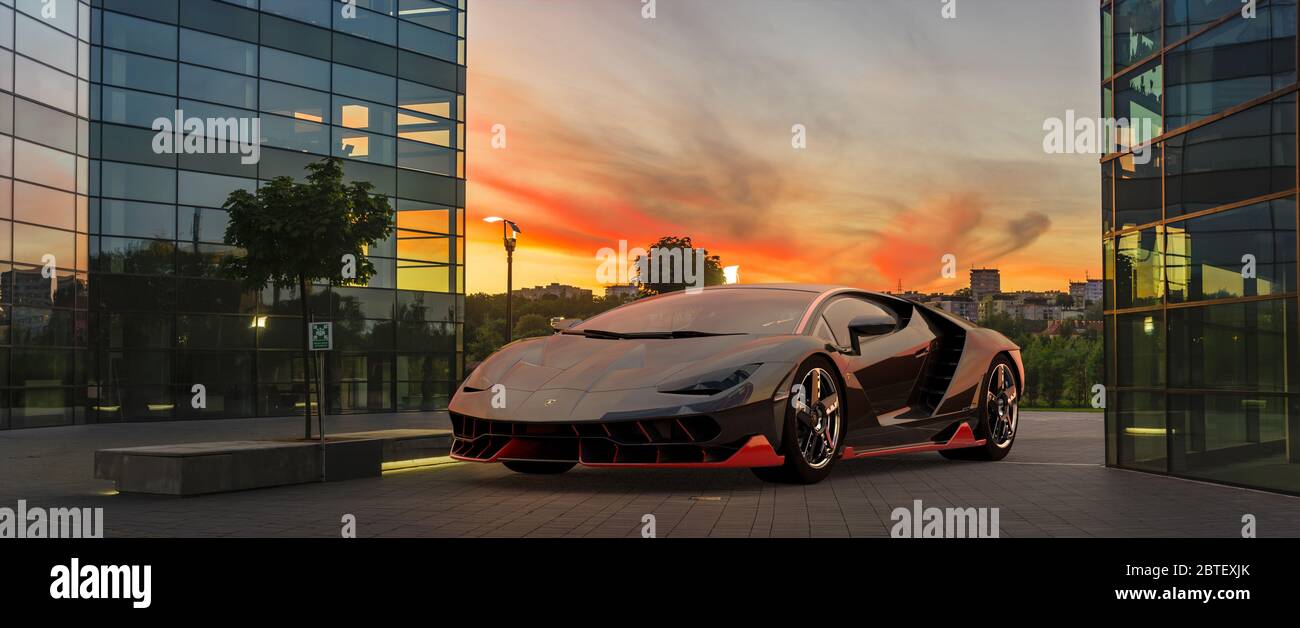 Lamborghini Centenario präsentiert sich vor dem Hintergrund moderner Architektur Stockfoto