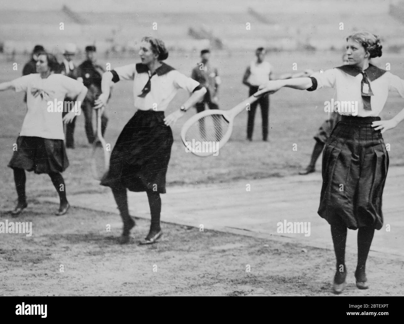 Junge Frauen, die ihre Tennistechnik demonstrieren, wahrscheinlich während des 6. Sokol Slet (gymnastisches Festival), das 1912 in Prag stattfand Stockfoto