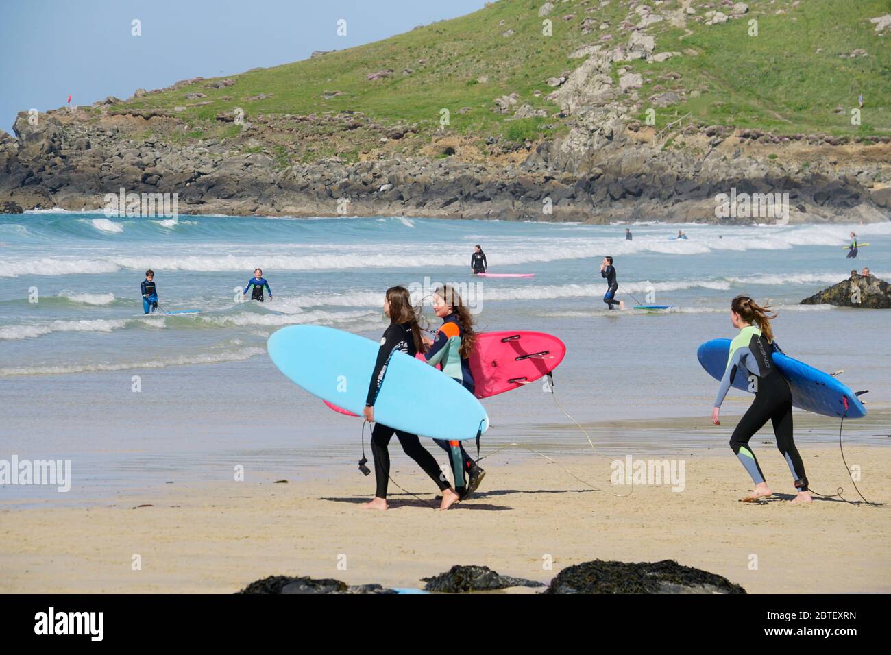 Surfen am Strand von Porthmeor. Stockfoto