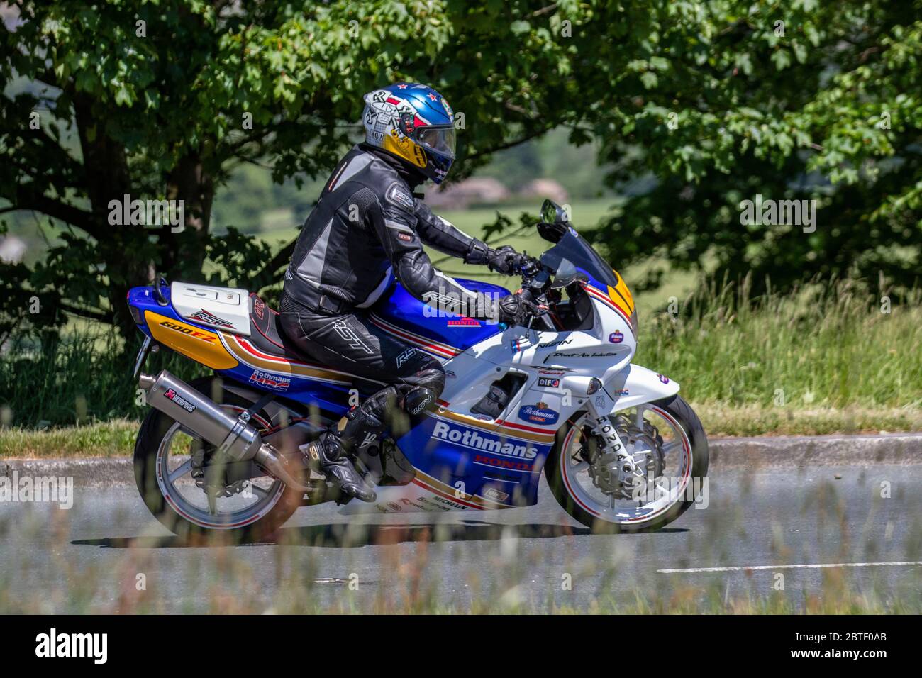 Blaue Honda CBR600F i; Motorradfahrer; Zweiradtransport, Motorräder, Fahrzeug, Straßen, Motorräder, Motorradfahrer, die in Rivington UK fahren Stockfoto