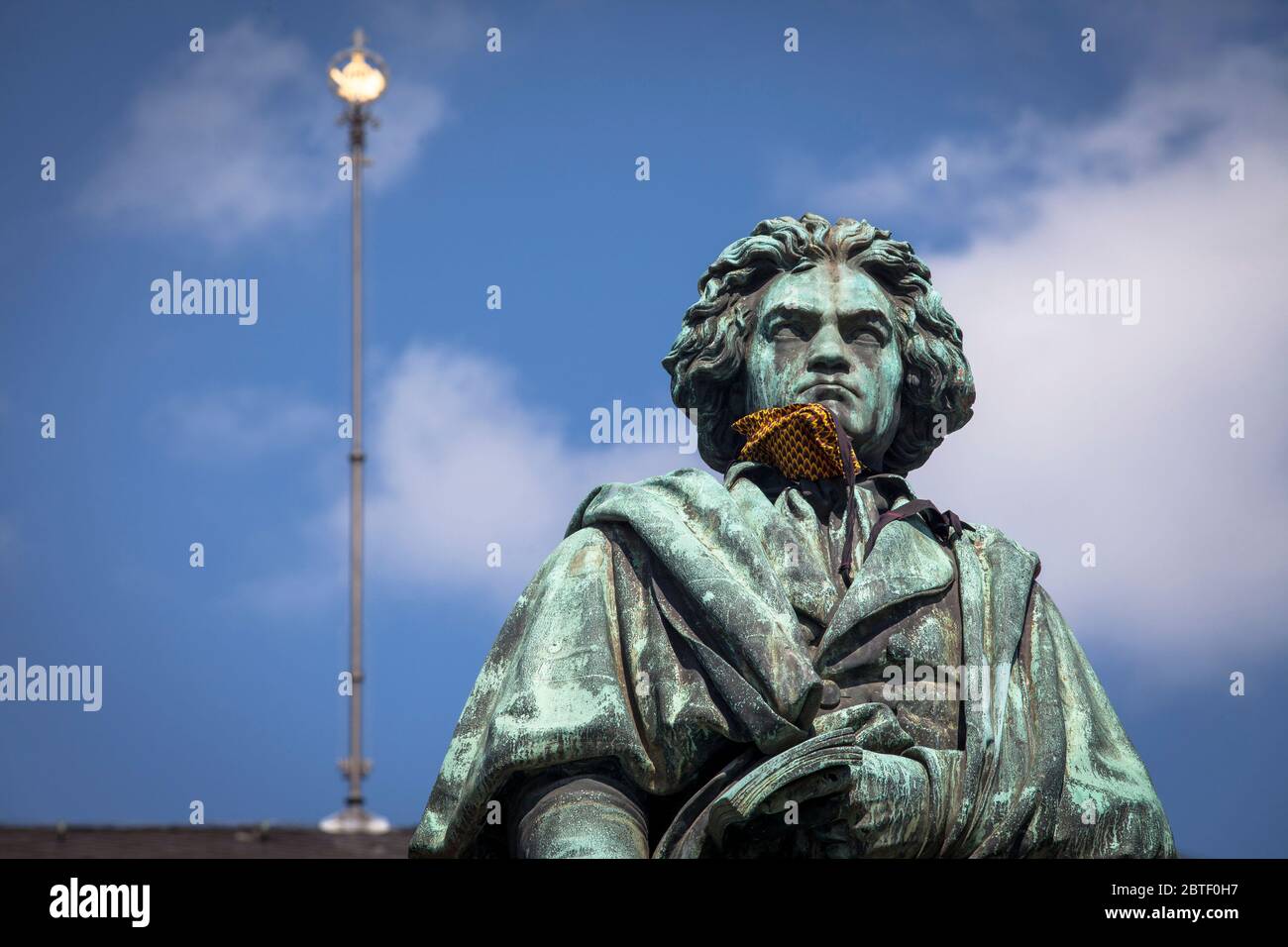 Das Beethoven-Denkmal mit der Hornhautschleifmaske am Münster-Platz vor der alten Post, Bonn, Nordrhein-Westfalen. das Be Stockfoto