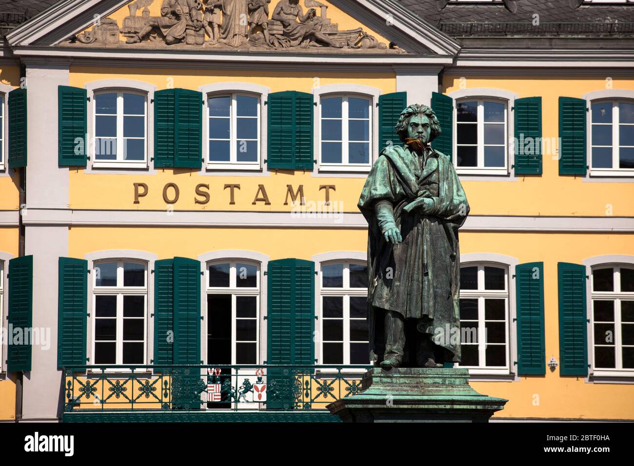 Das Beethoven-Denkmal am Münster-Platz vor der alten Post, Bonn, Nordrhein-Westfalen, Deutschland. das Beethoven-Denkmal auf dem M Stockfoto